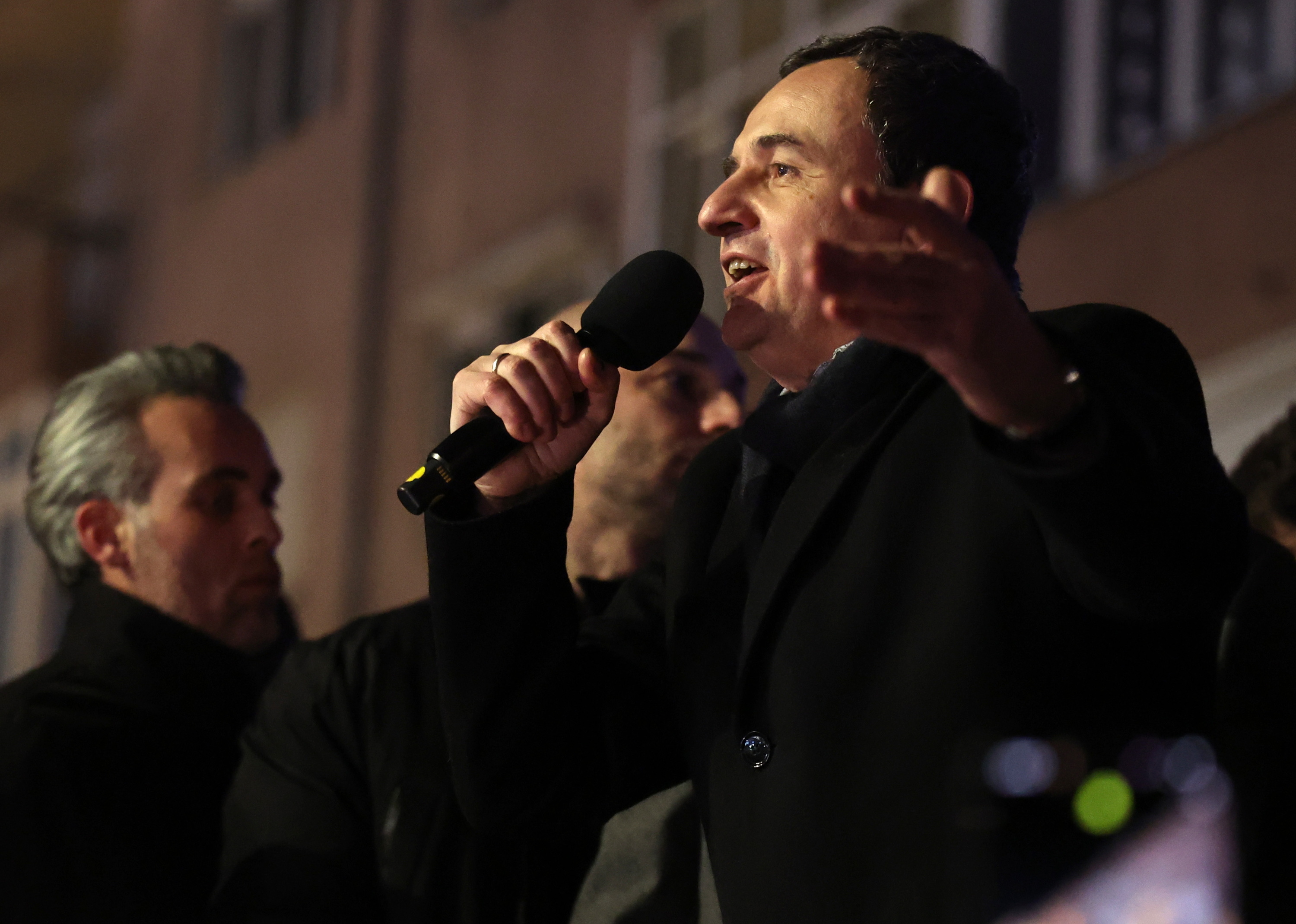 Albin Kurti Kosovoko lehen ministroa hauteskundeetako emaitzak ospatzen, bart, Pristina egindako agerraldi batean. GEORGI LICOVSKI / EFE