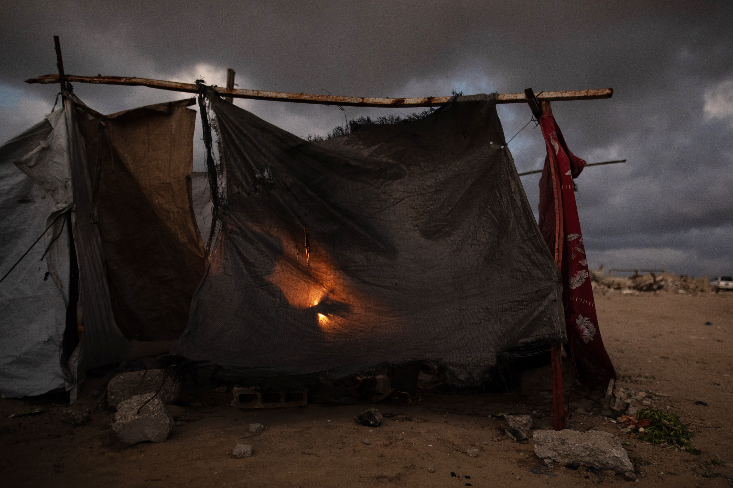 Gazako familia baten oihal etxola, zapatuan, Khan Yunis hirian. HAITHAM IMAD / EFE