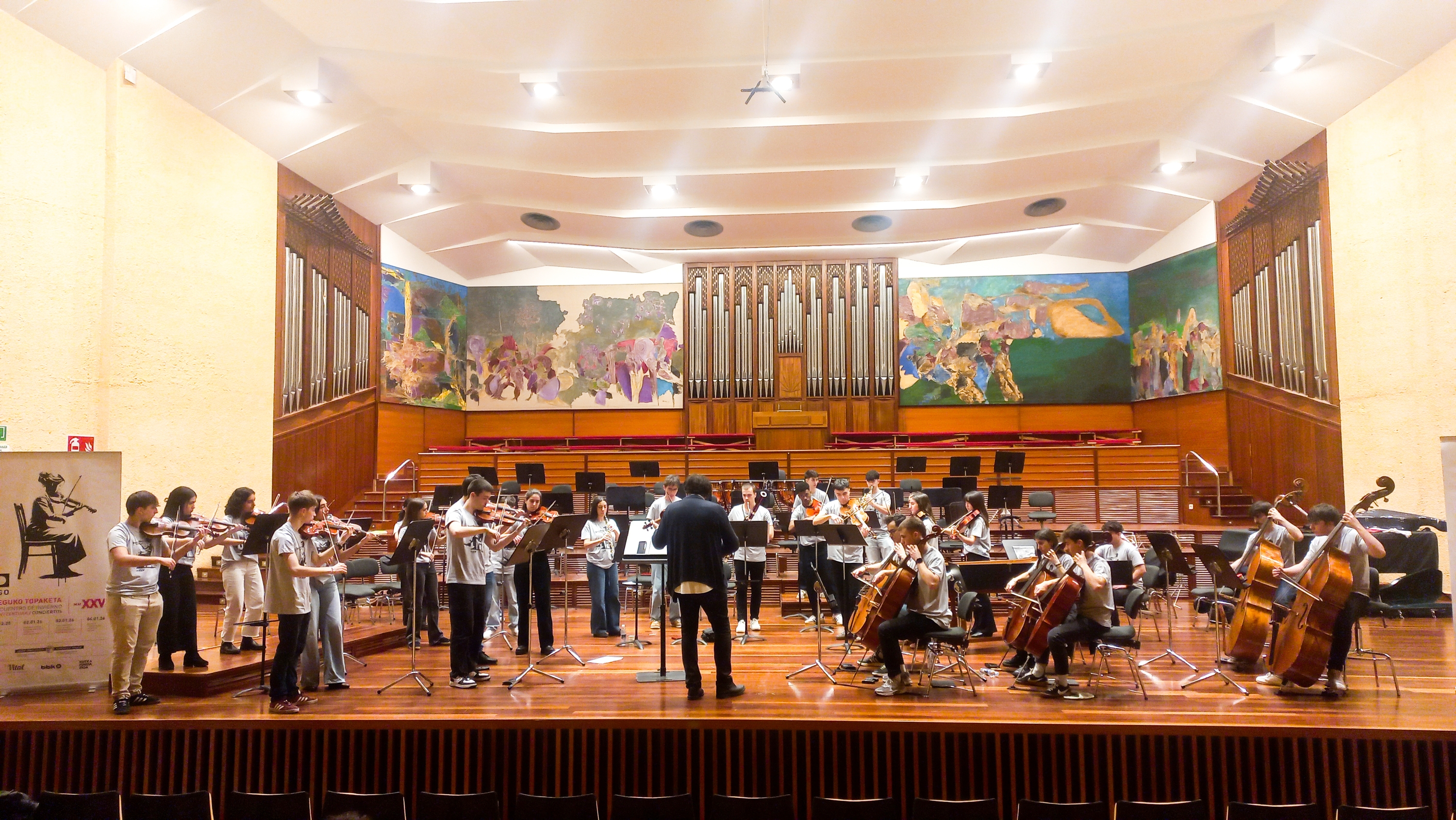 Euskal Herriko Gazte Orkestrako kideak eta Pedro Gandia Martin zuzendaria, gaur Donostian, entseatzen. BERRIA