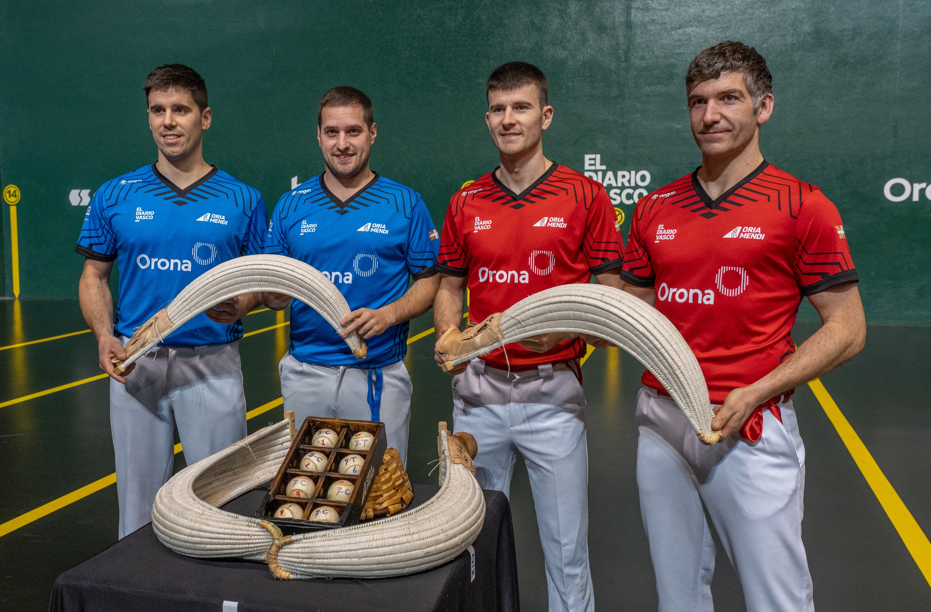 Iban Larrañaga, Josetxo Ezkurra, Imanol Ansa eta Aritz Zubiri, atzo, finalerako materiala aukeratzen. ANDONI CANELLADA / FOKU