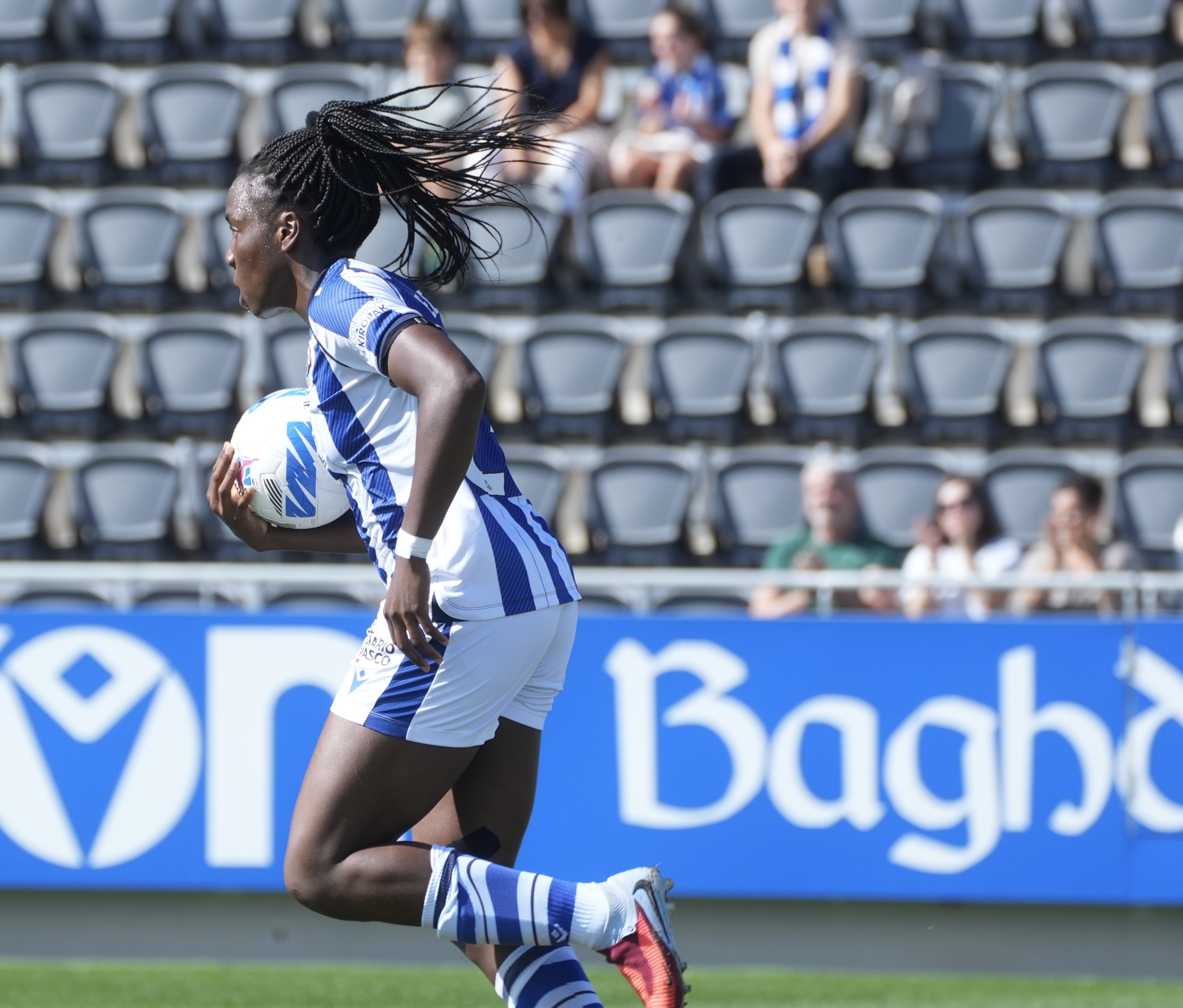 Edna Imade, baloia eskuetan hartuta. JON URBE / FOKU