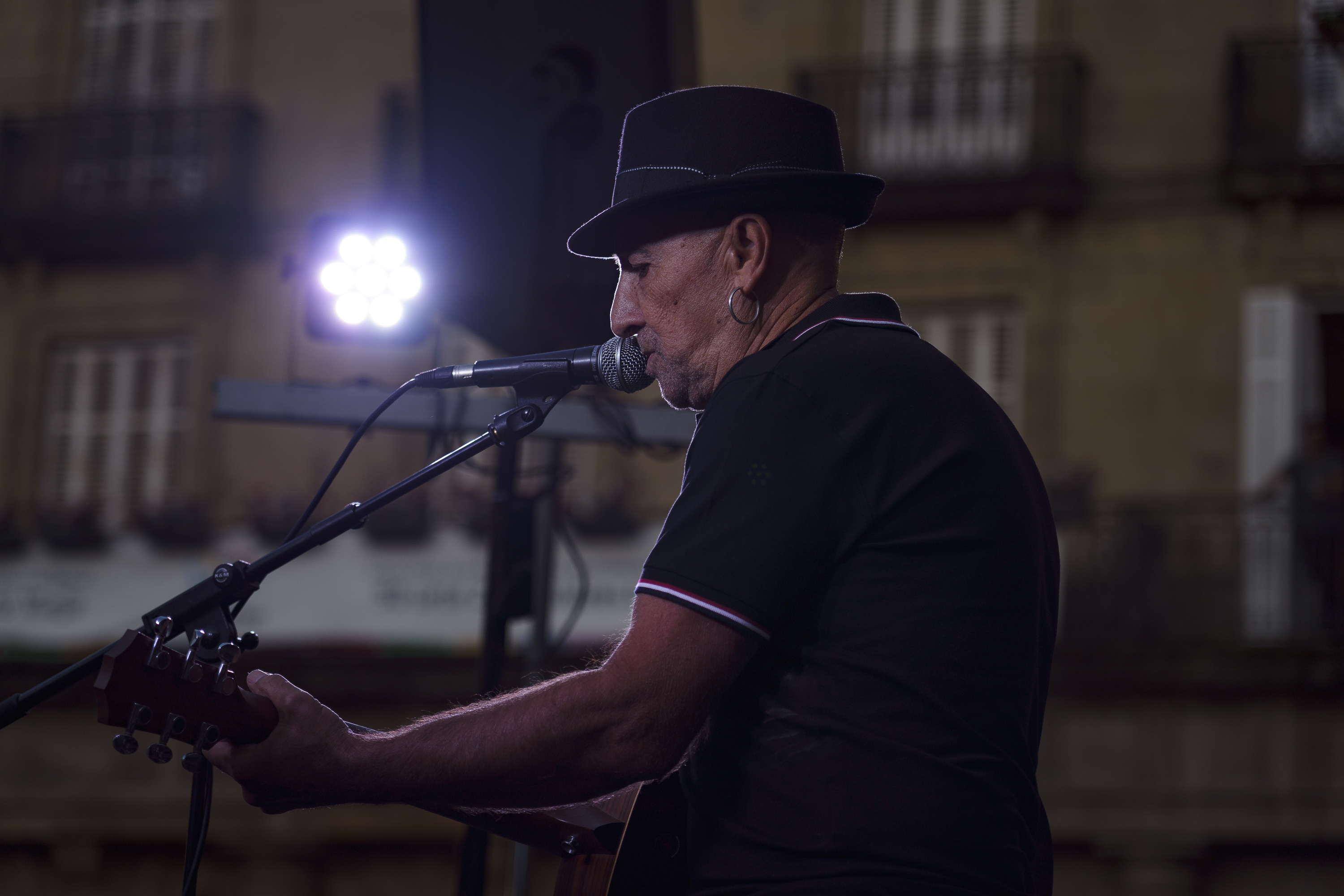 Francis Doctor Deseoko kantaria ETBn ariko da gauerdian. ARITZ LOIOLA / FOKU