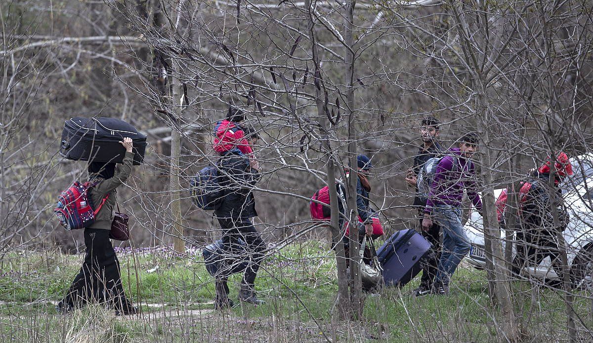 Migratzaileak Edirnen, Greziara bidean. TOLG BOZOGLU, EFE