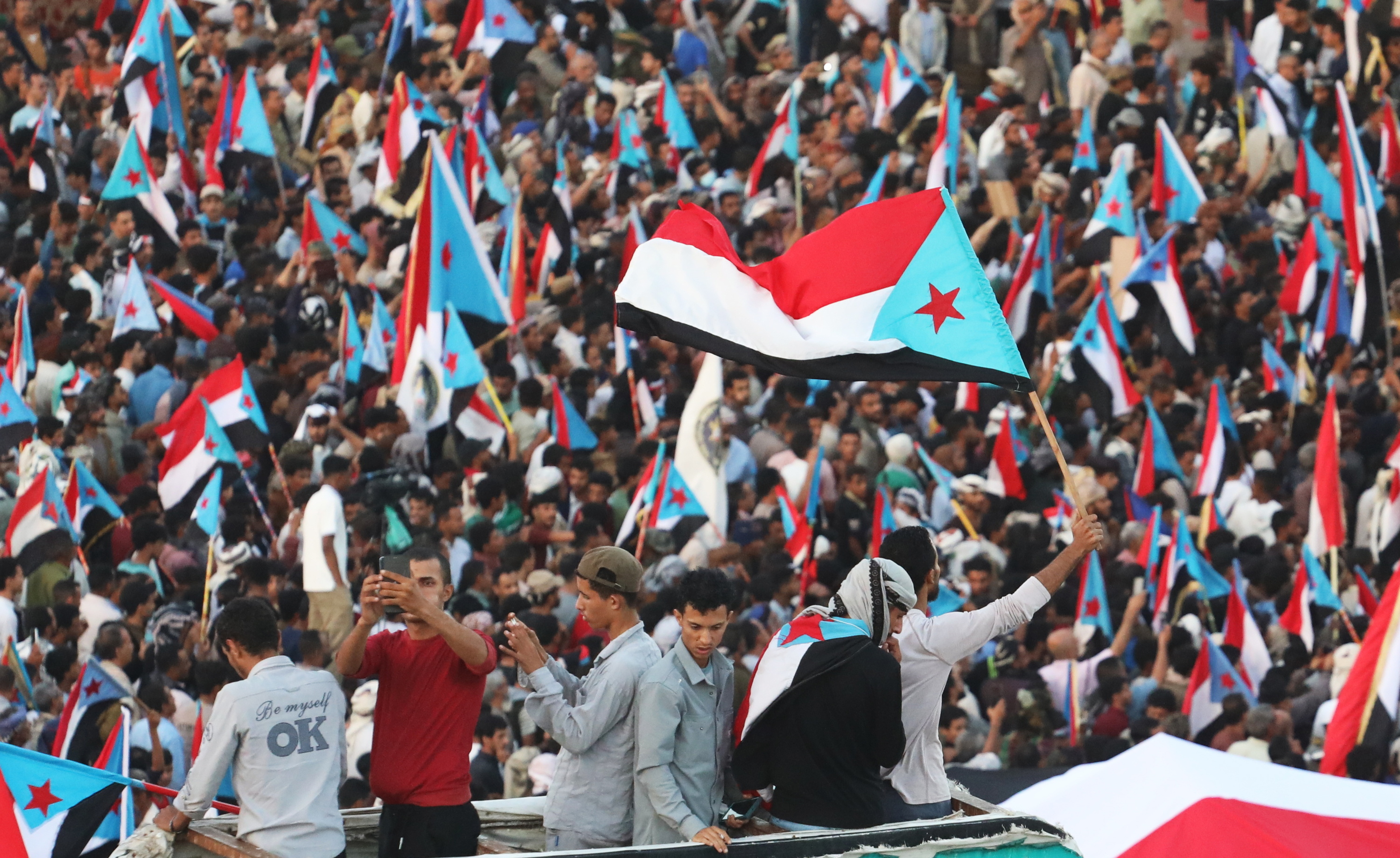 Protestariak Hego Yemengo banderak astintzen Hegoaldeko Kontseilu Trantsizionalak deitutako manifestazio batean, iragan astean, Aden hirian. NAJEEB MOHAMED / EFE