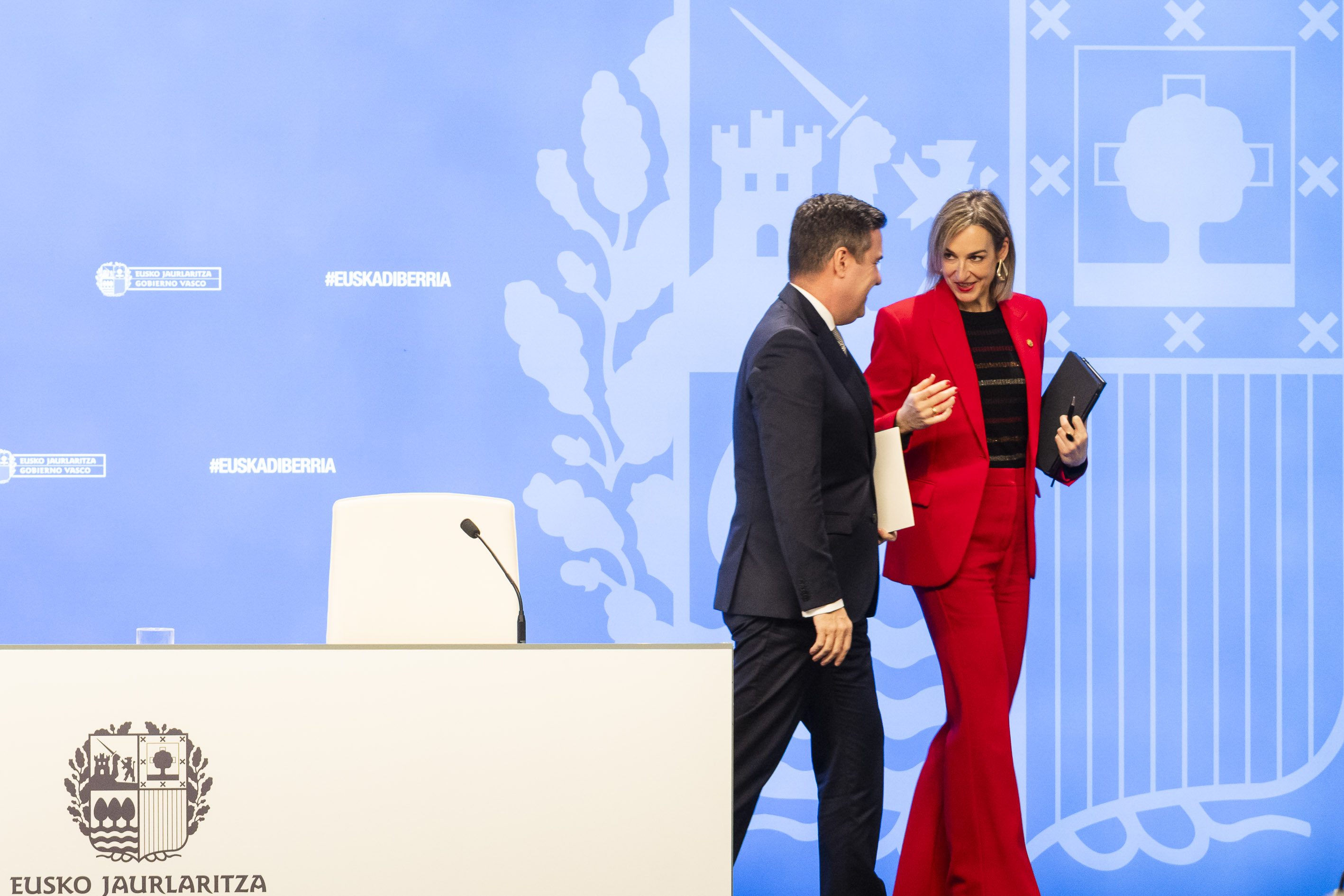 Mikel Jauregi Industria sailburua eta Maria Ubarretxena Jaurlaritzaren bozeramailea, gaur. IREKIA