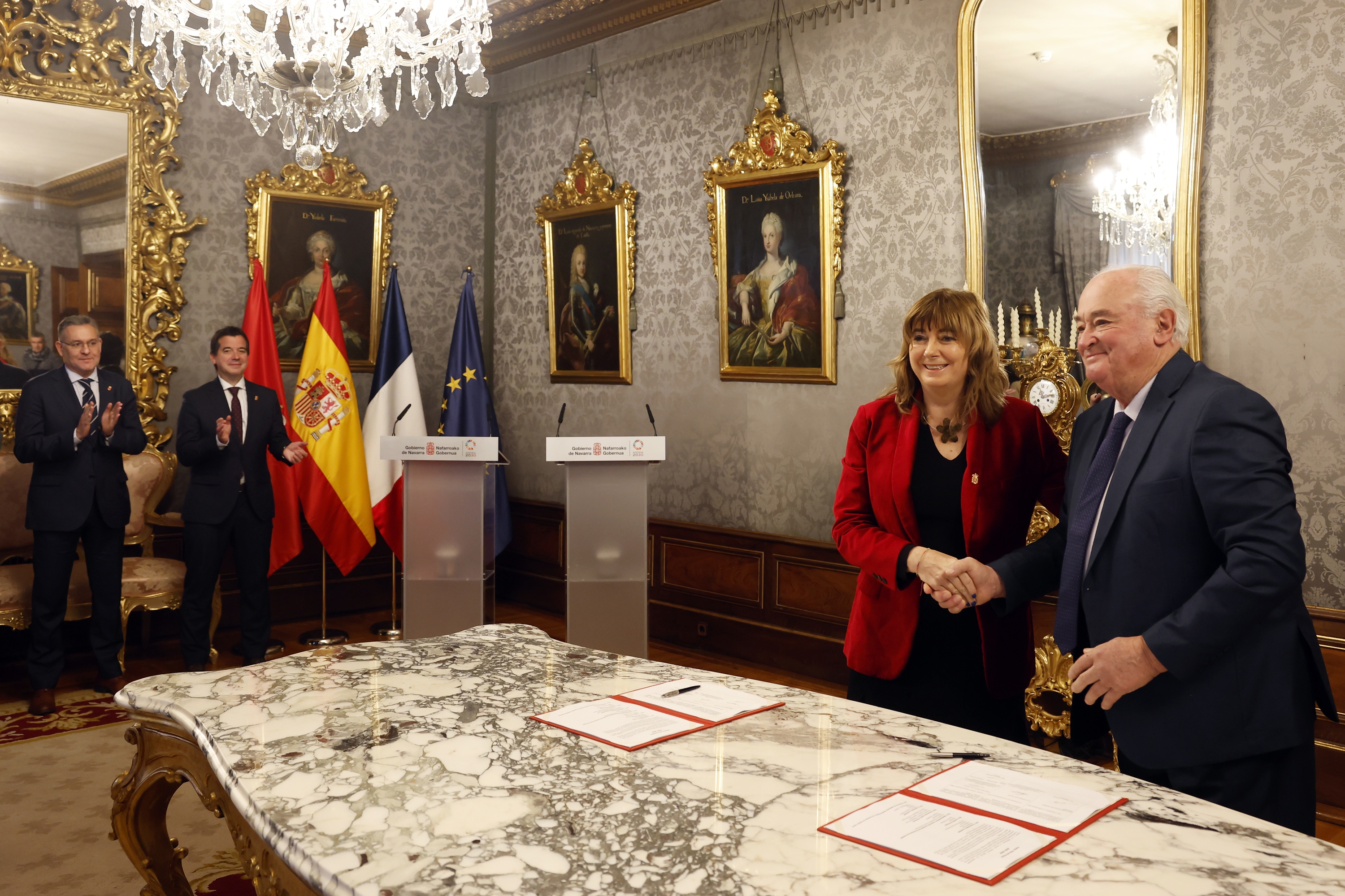 Ana Ollok eta Jean Jacques Lasserrek sinatu dute hitzarmena, gaur, Iruñean. JESUS DIGES / EFE