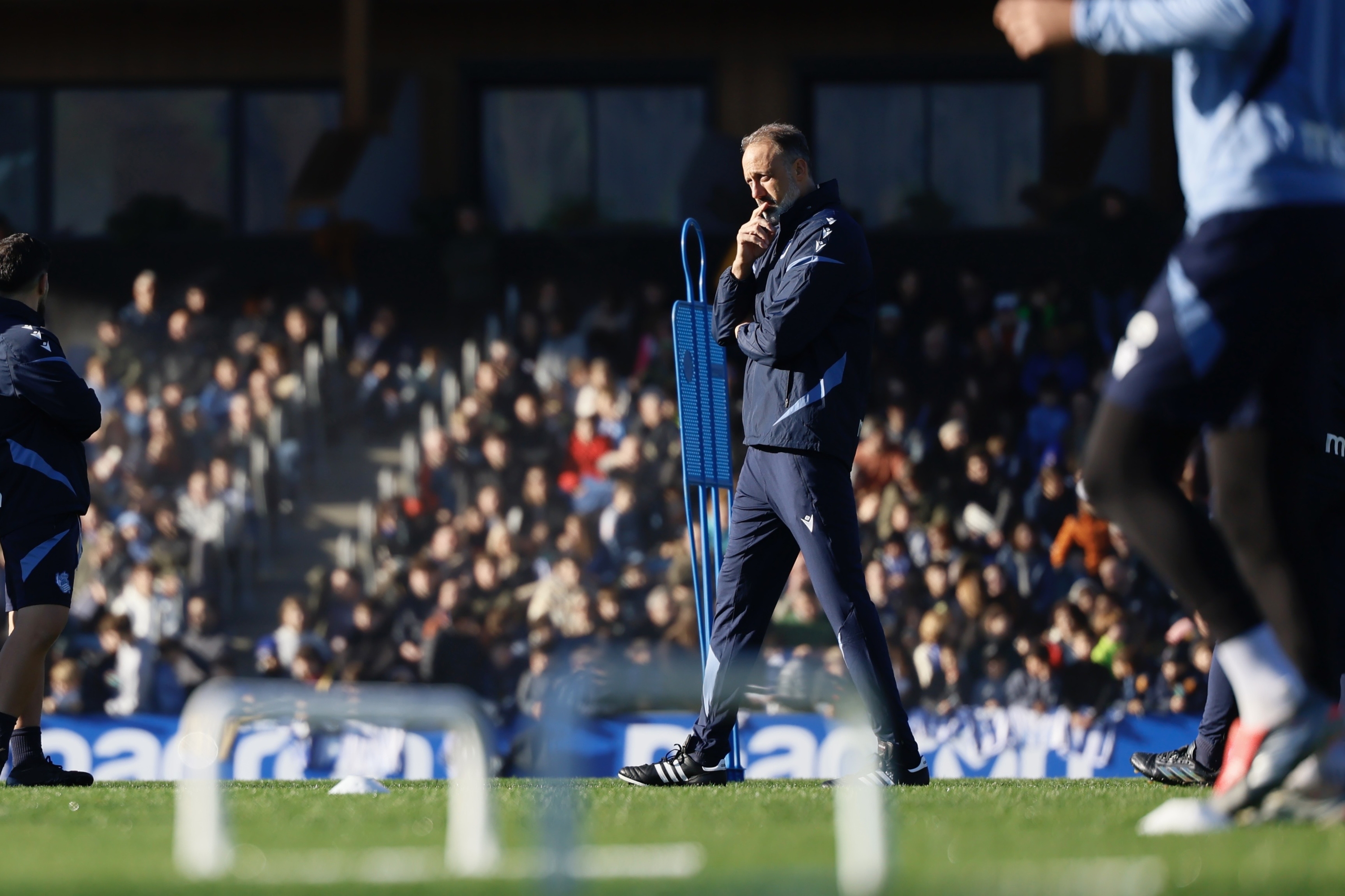 Pellegrino Matarazzo, pentsakor, Zubietan egindako entrenamendu batean. JAVI COLMENERO / EFE
