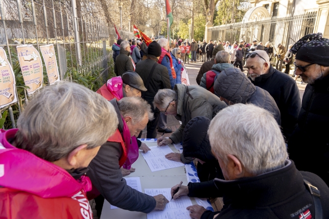 Euskal Herriko Pentsionisten Elkarteak gutxieneko soldatak osatzeko sinadura bilketa bat. RAUL BOGAJO / FOKU