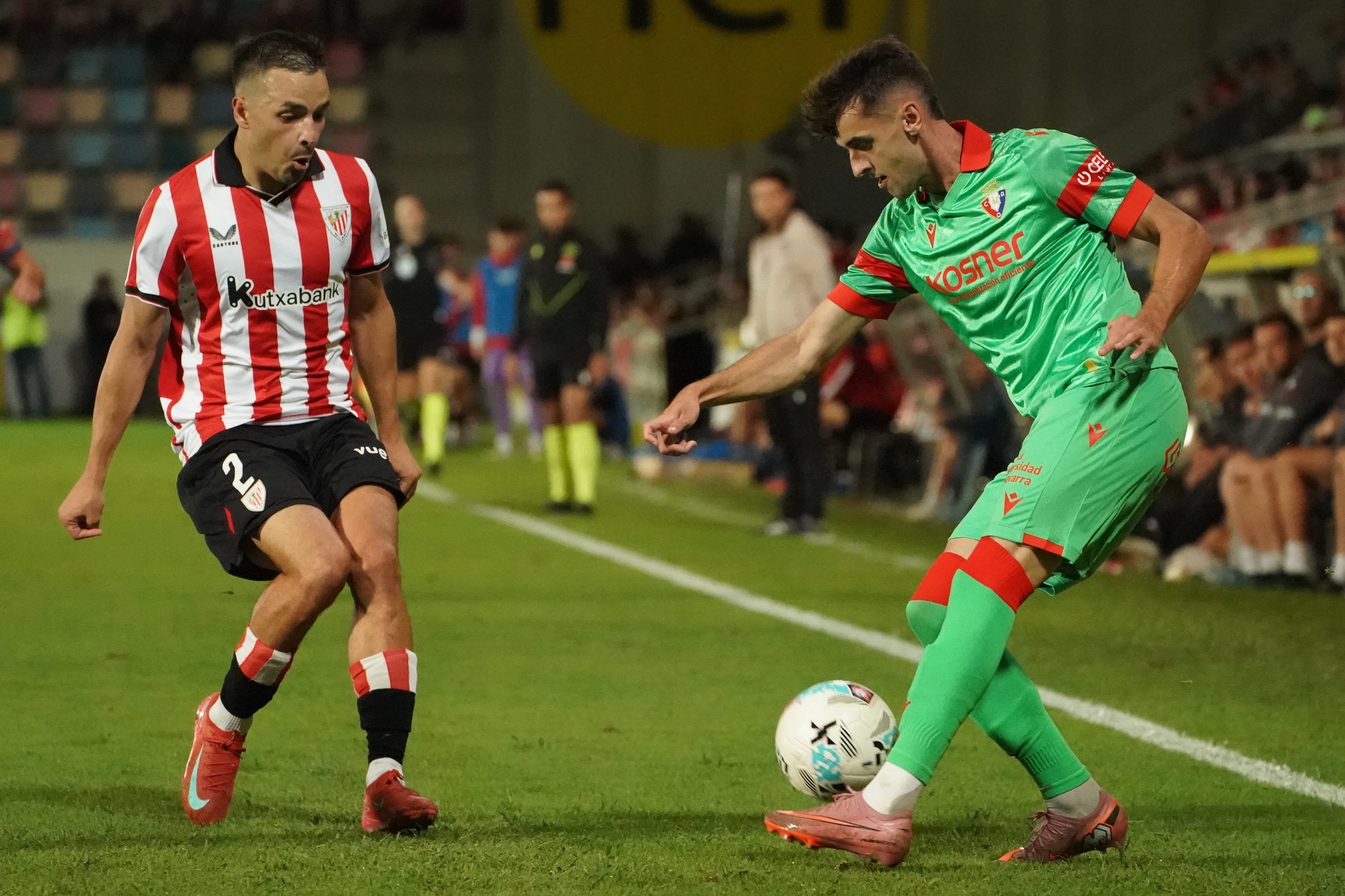 Athleticeko Andoni Gorosabel eta Osasunako Aimar Oroz nor baino nor gehiago, Barakaldon jokatutako Euskal Herria Txapelarko finalean. ARITZ LOIOLA / FOKU