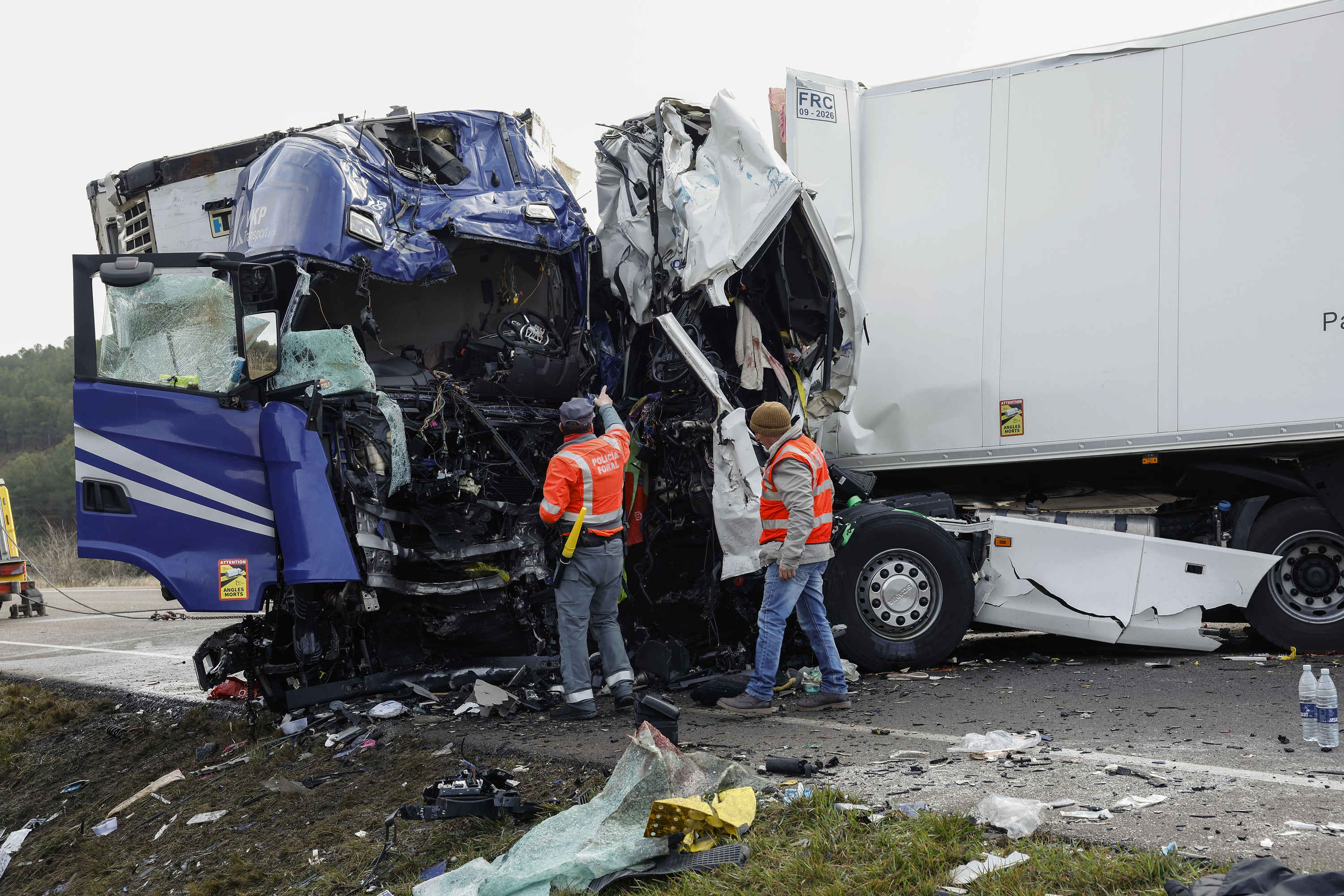 Martxoaren 3an izandako trafiko istripu larria. Bi kamioik elkarren aurka jo zuten. VILLAR LOPEZ / EFE