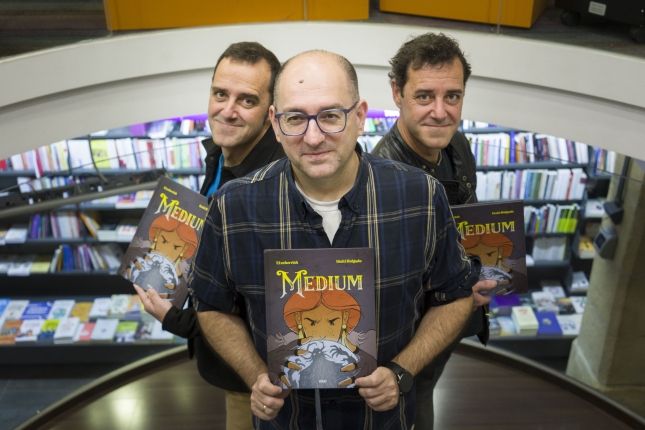 (ID_15473575) (Jon Urbe/@FOKU) 2025-10-31, Donostia. Etxeberria anaiak eta Iñaki Holgadok Medium liburua aurkeztu dute Elkarren