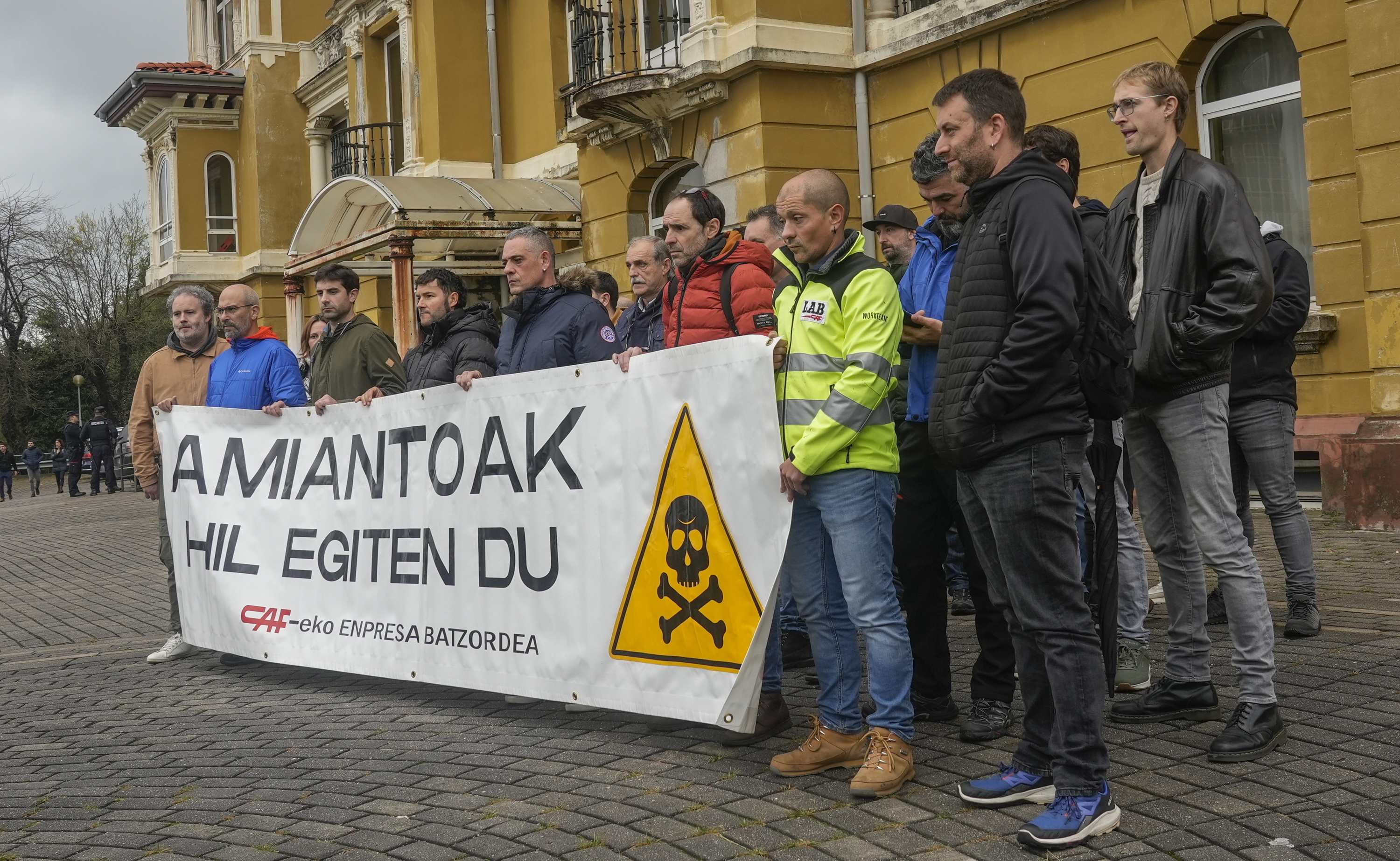 CAFeko langileen protesta bat, amiantoan lanean ibili zirela salatzeko. ANDONI CANELLADA / FOKU