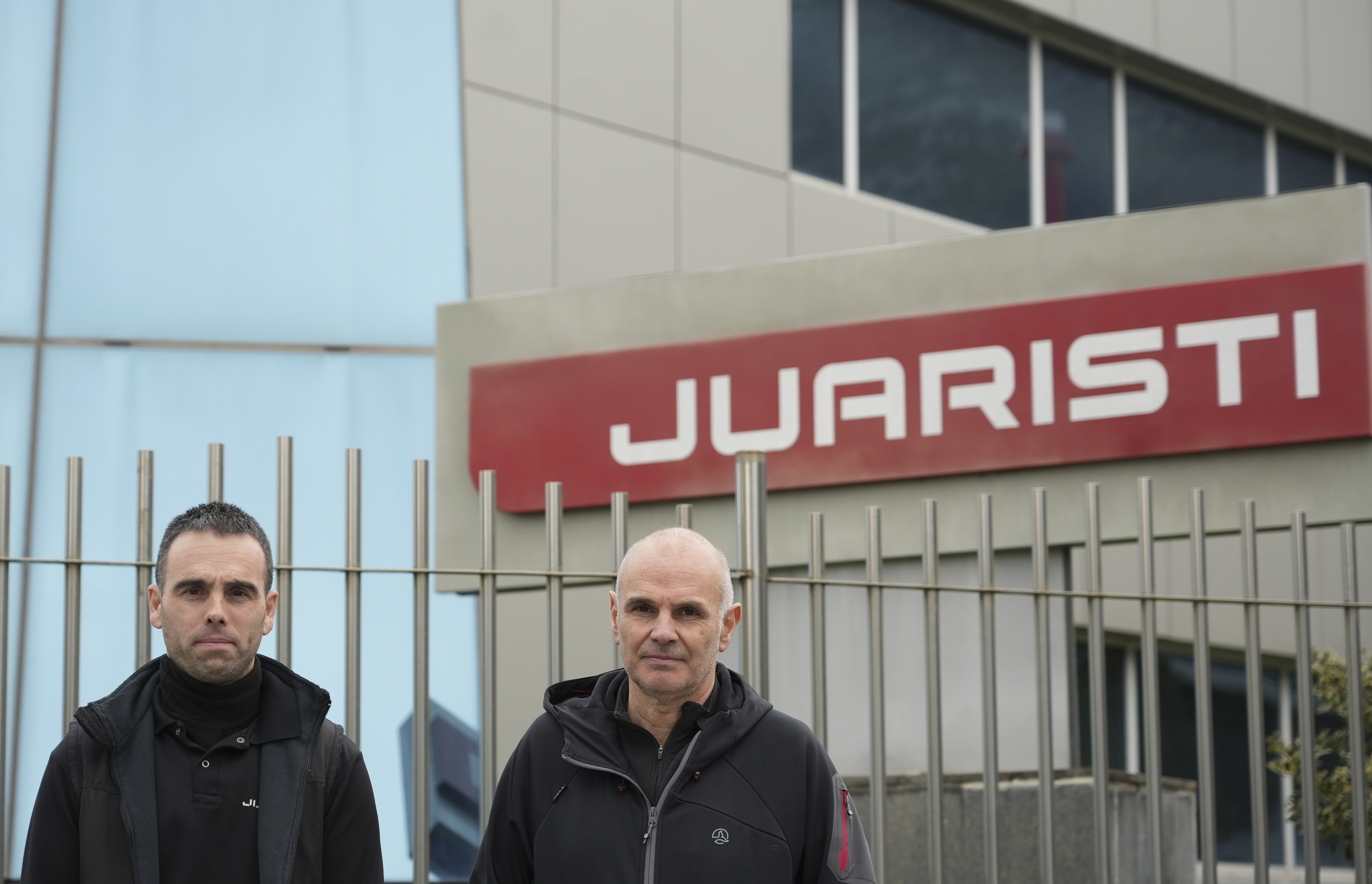 Ion Larra eta Aitor Kiruri Juaristi enpresako langileak, Azkoitiko lantegiaren atarian, ostiralean. JAGOBA MANTEROLA / FOKU