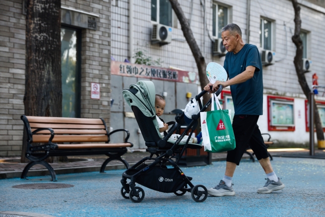 Gizon bat eta haur bat Pekinen, iazko uztailean. WU HAO / EFE Gizon bat eta haur bat Pekinen, iazko uztailean. WU HAO / EFE