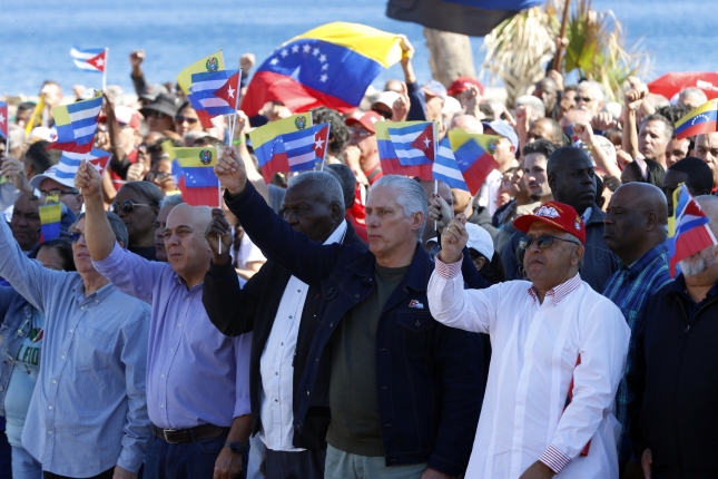 Miguel Diaz-Canel, irudiaren erdian, Venezuelaren alde egindako martxa batean, atzo. ERNESTO MASTRASCUSA / EFE