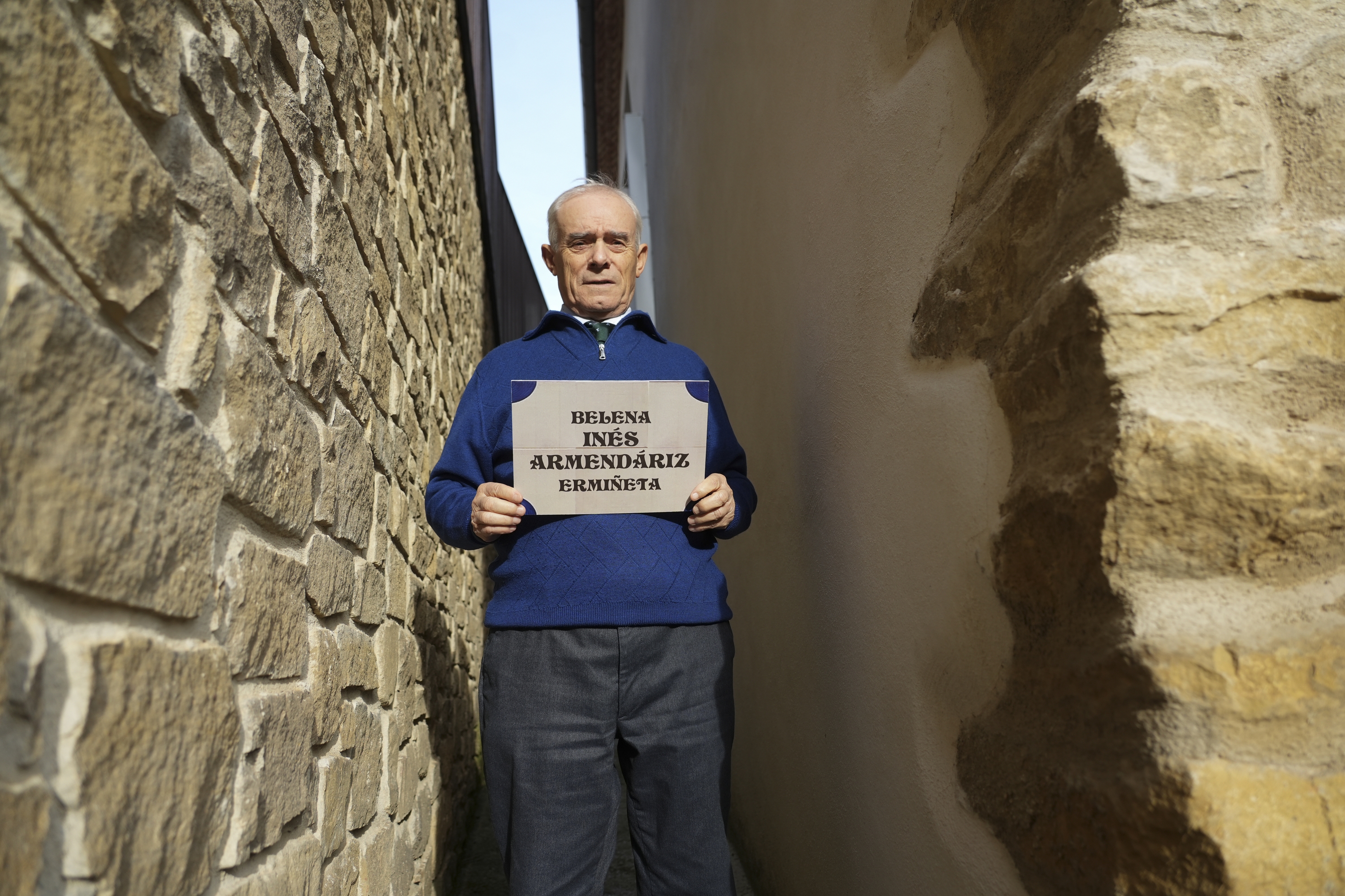 Jesus Alegria, haren ama eta aita sortu ziren etxeen artean, Artazun. JAGOBA MANTEROLA / FOKU