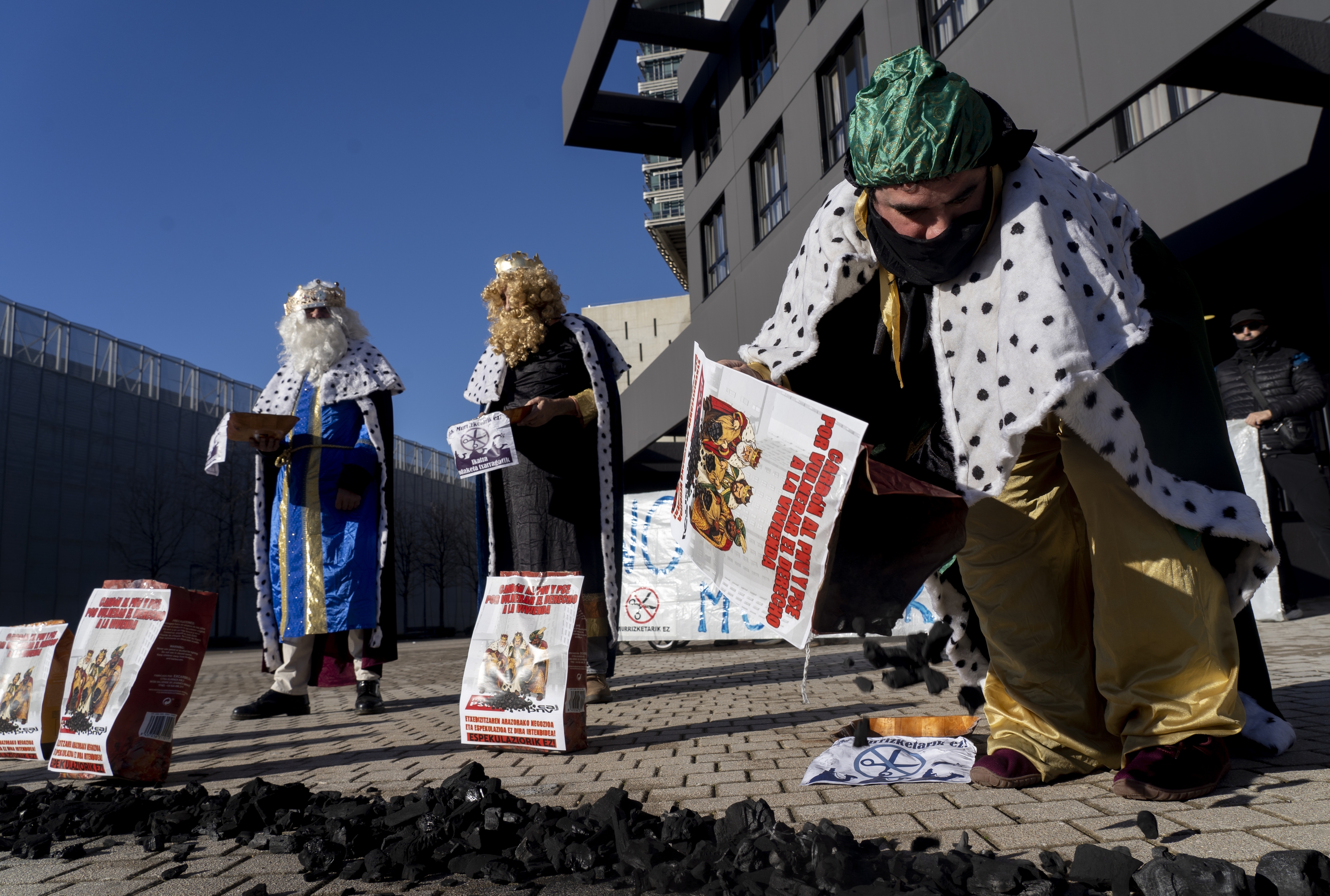 Errege Magoak, ikatza partitzen, Berri Otxoak taldearen protestan, Barakaldon. RAUL BOGAJO / FOKU