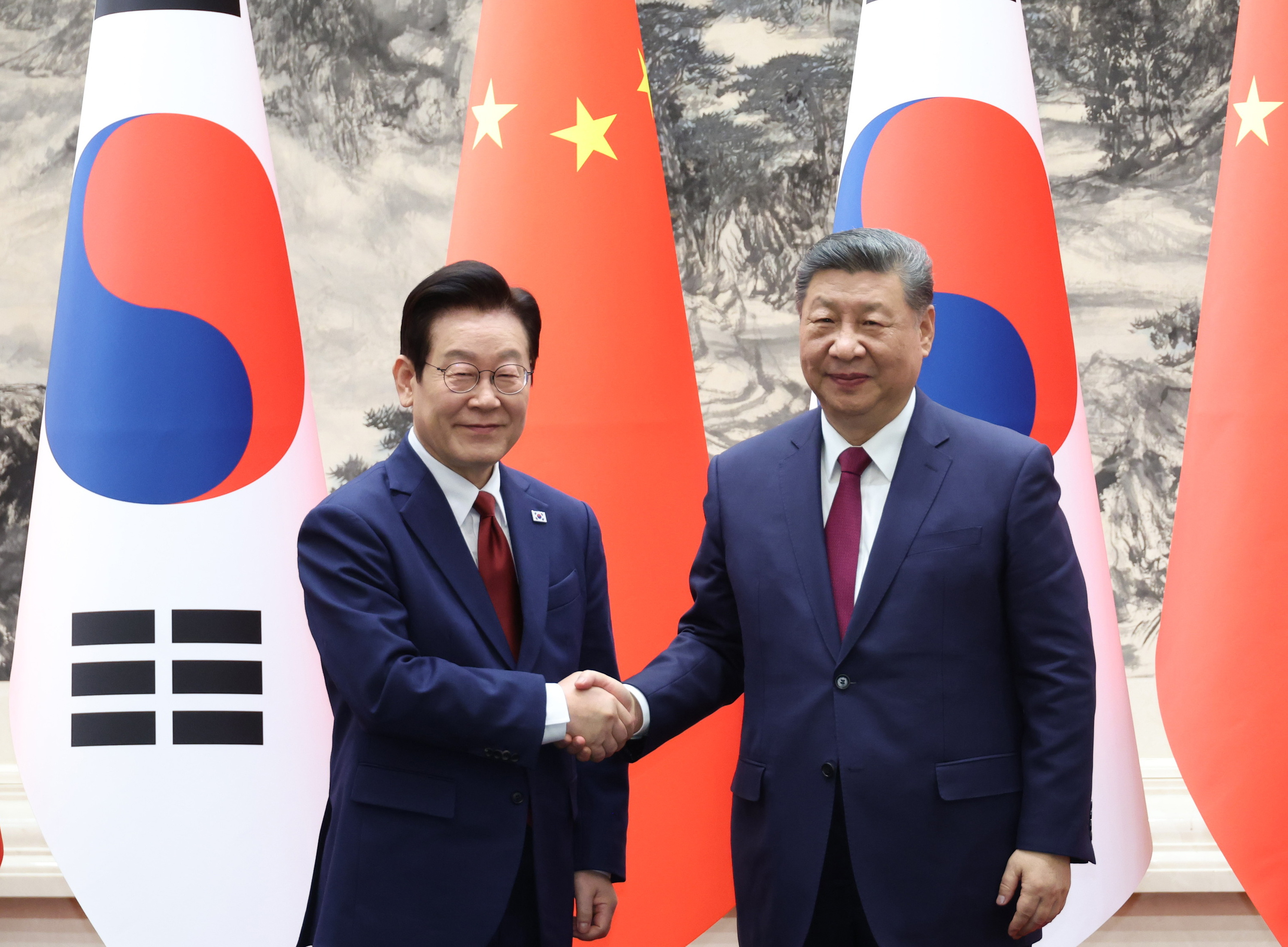 Lee Jae-myung eta Xi Jinping gaur, Pekinen. YONHAP / EFE