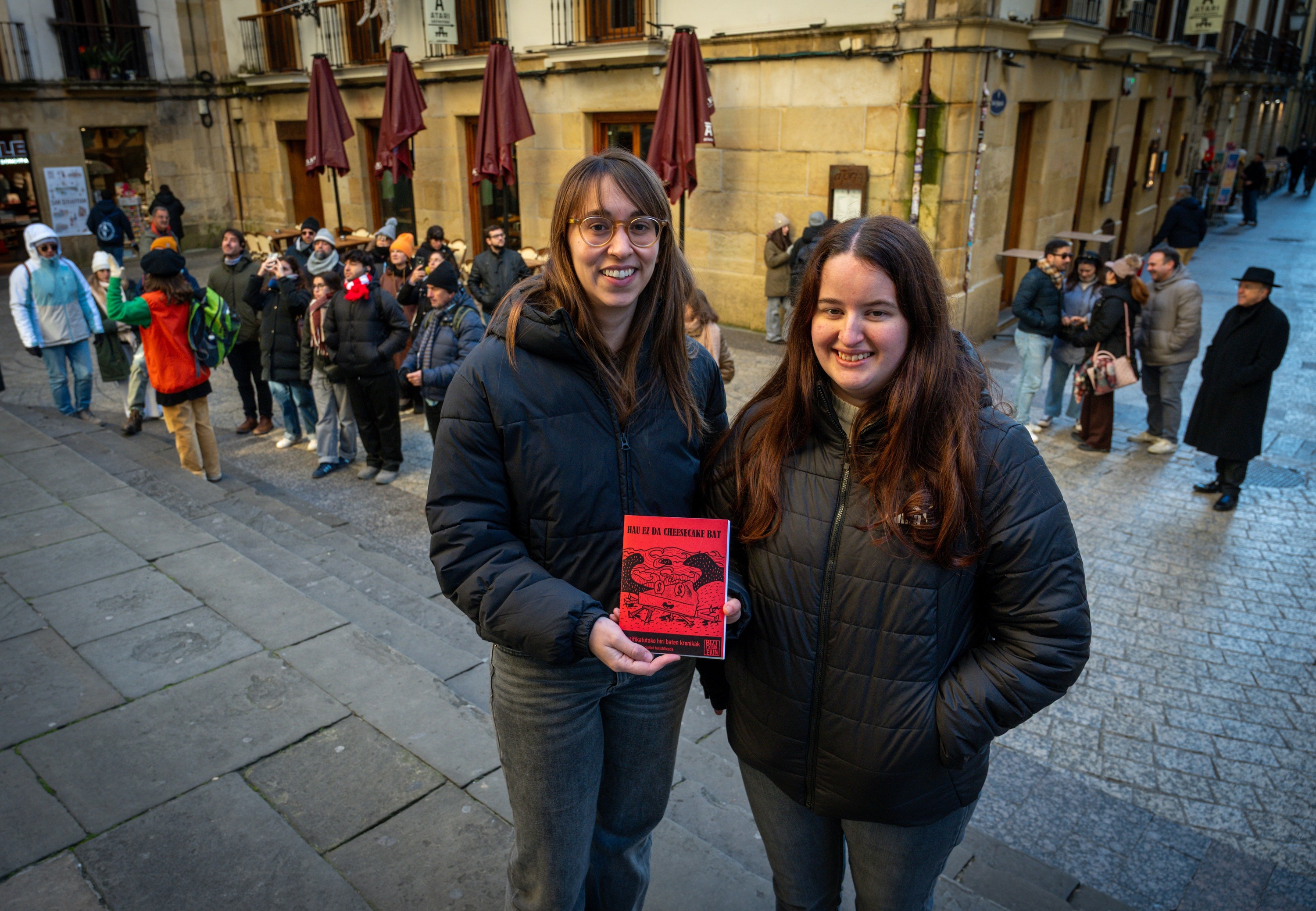 Amaia Oulad eta Maider Uralde, astelehenean, Donostiako Santa Maria elizako eskaileretan. GORKA RUBIO / FOKU