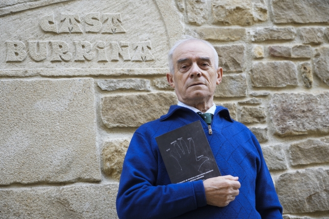 Jesus Alegria, liburua eskuetan duela, Artazun. JAGOBA MANTEROLA / FOKU