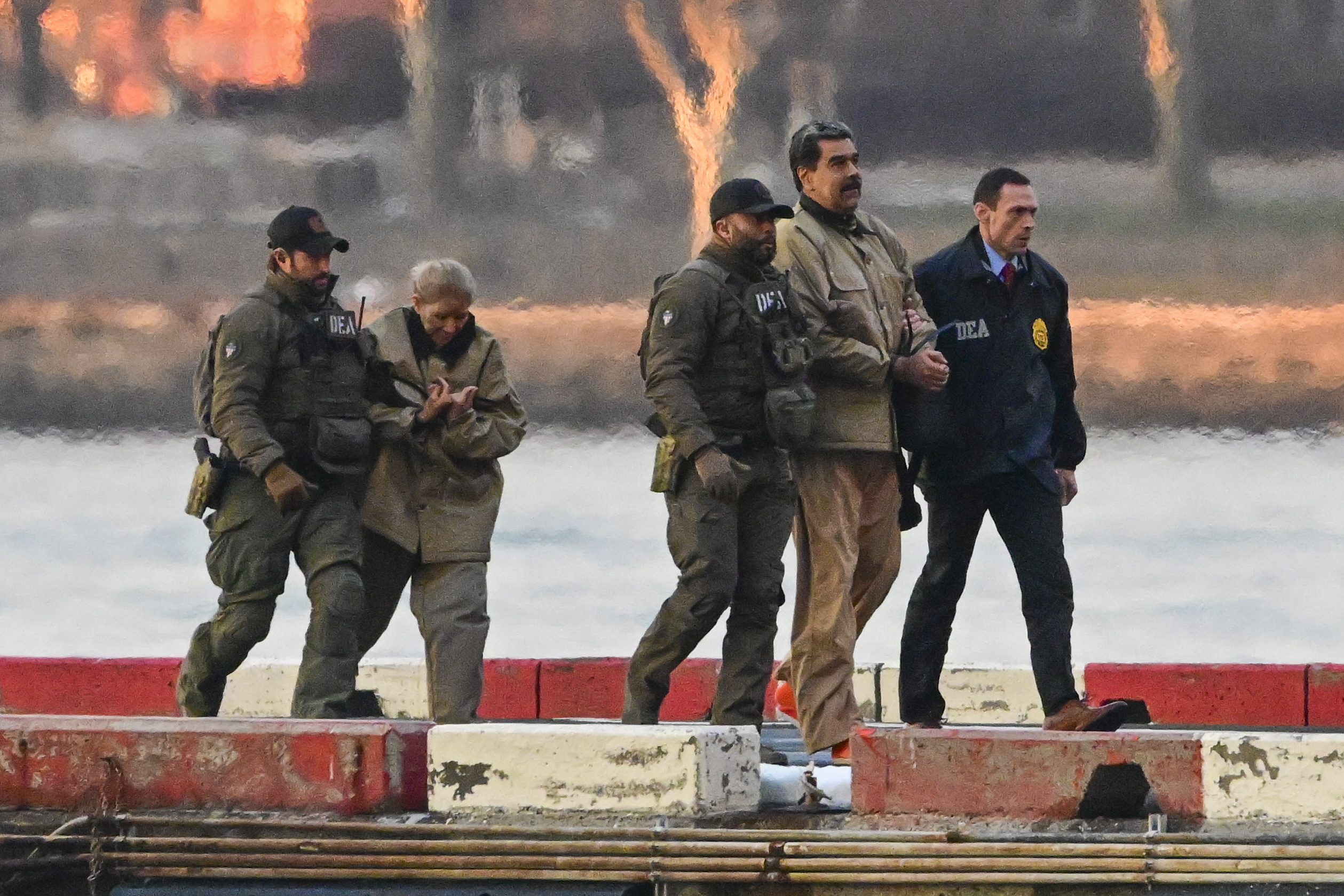 Nicolas Maduro eta Cilia Flores helikopterotik jaitsi berri, epaitegi federalera bidean. EFE