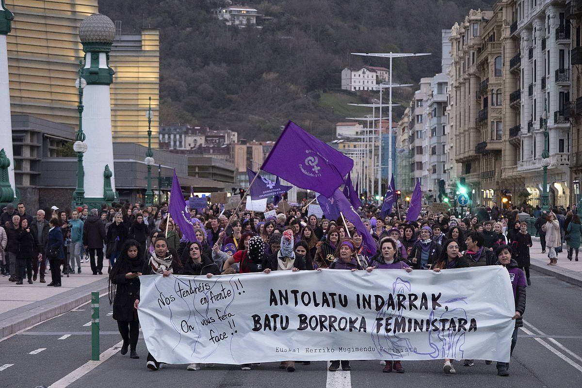 Euskal Herriko Mugimendu Feministak deitutako manifetazioa, martxoaren 8an, Donostian. JON URBE / FOKU
