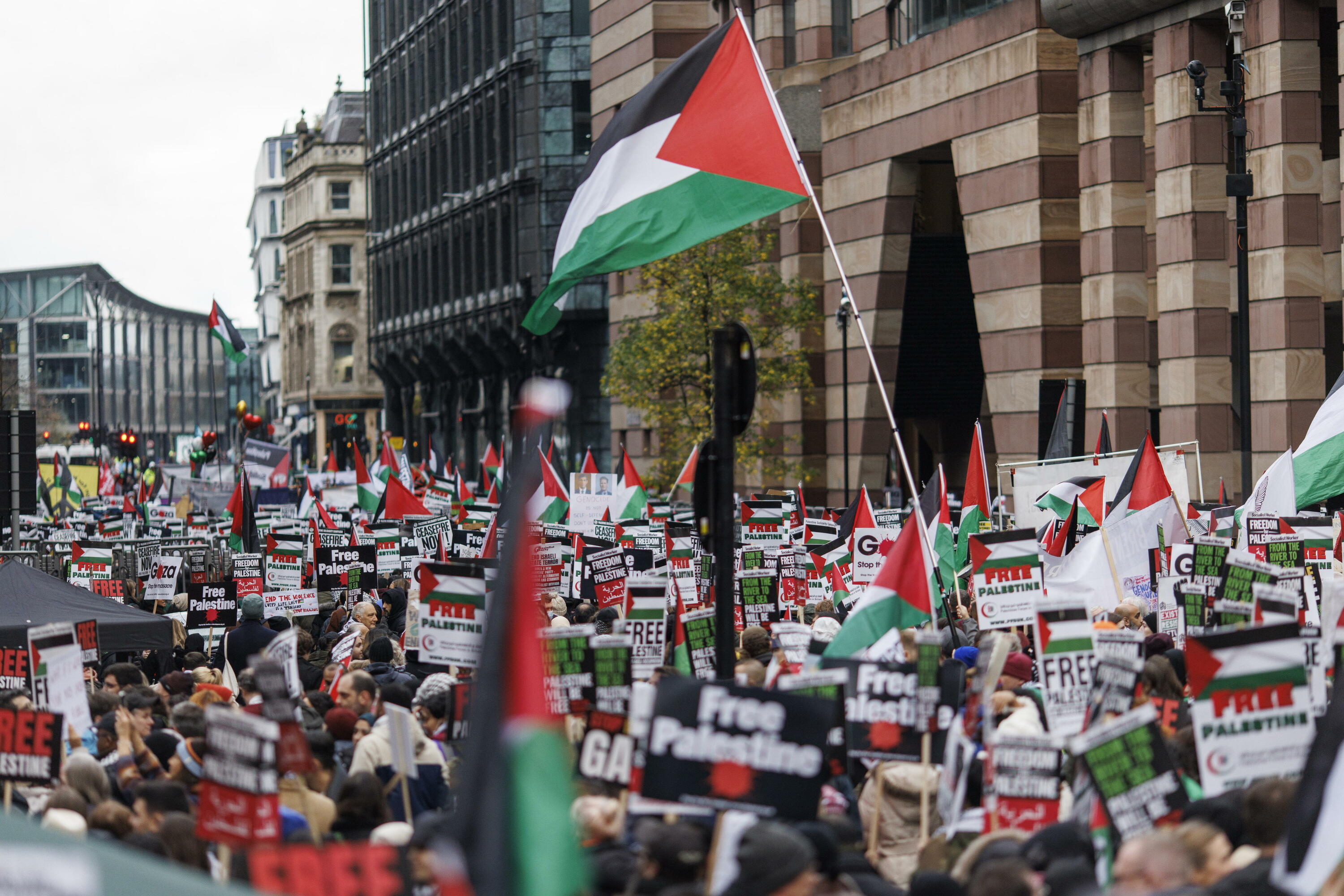 Palestinaren aldeko manifestazio bat Londresen. TOLGA AKMEA / EFE