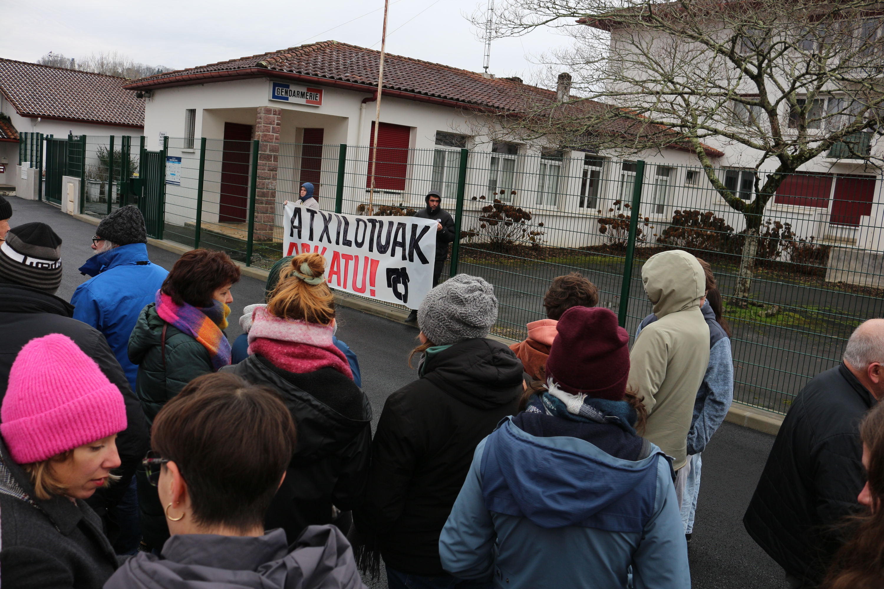 Berrehun pertsona inguru bildu dira Kanboko jendarmeria aitzinean atxiloketak salatzeko. BERRIA