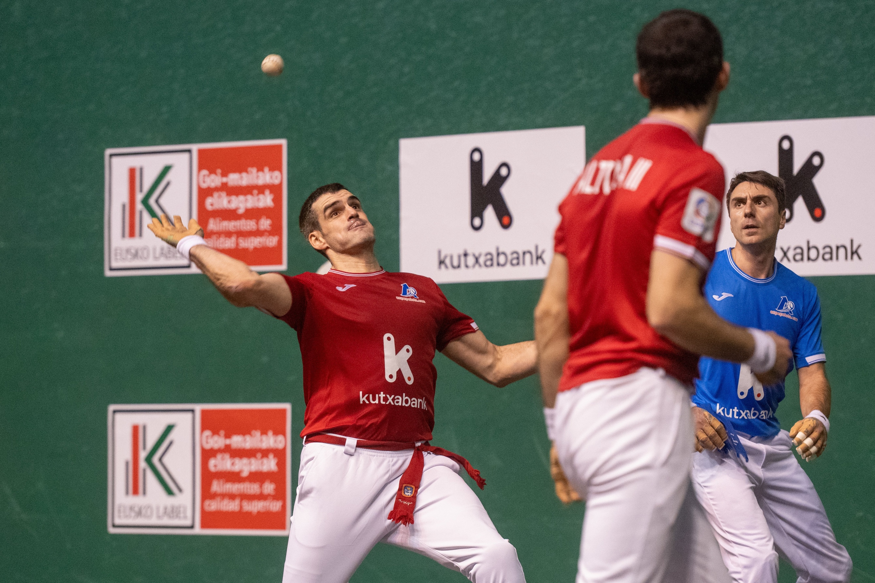 Ezkurdia, pilota jotzeko prest, gaur, Astelena pilotalekuan. GORKA RUBIO / FOKU