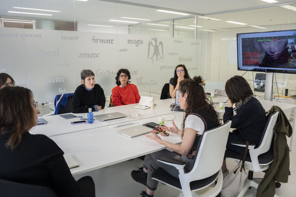 Noka Ekoizpena programako parte hartzaileen bilera bat, artxiboko irudi batean. ZINEUSKADI