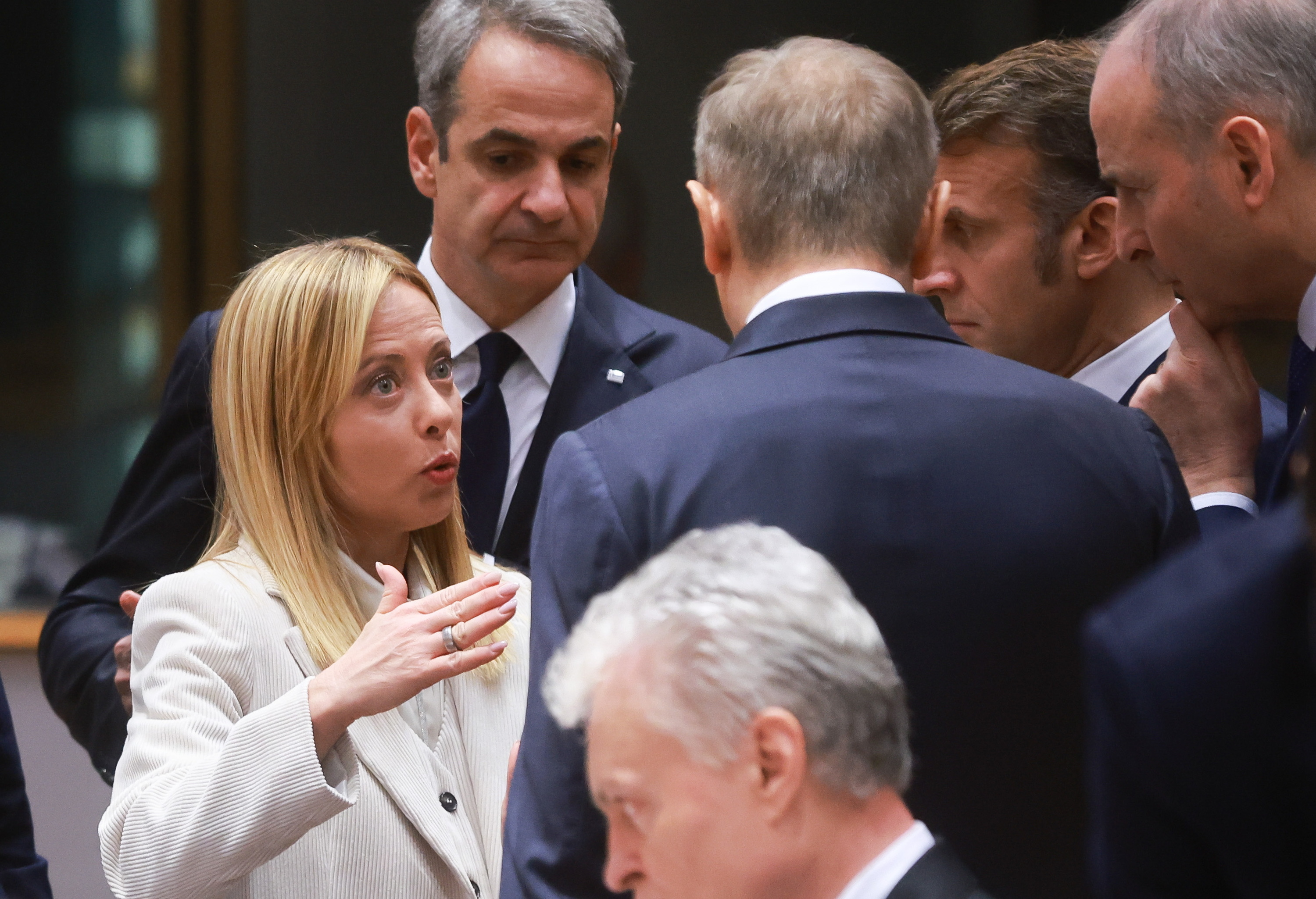 Meloni Bruselan, abenduaren 18an, Frantzia, Polonia eta Greziako lehen ministroekin hizketan. OLIVIER HOSLET / EFE