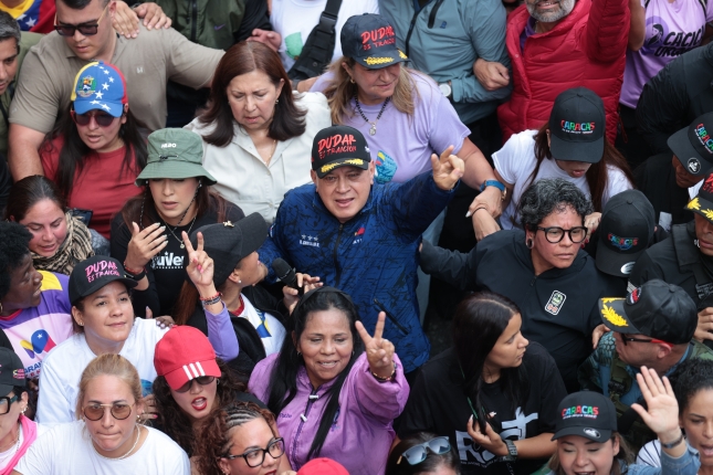 Diosdado Cabello Venezuelako Barne eta Justizia ministroa, atzo manifestarien artean, Caracasen. RONALD PEÑA / EFE Diosdado Cabello Venezuelako Barne eta Justizia ministroa, atzo manifestarien artean, Caracasen. RONALD PEÑA / EFE