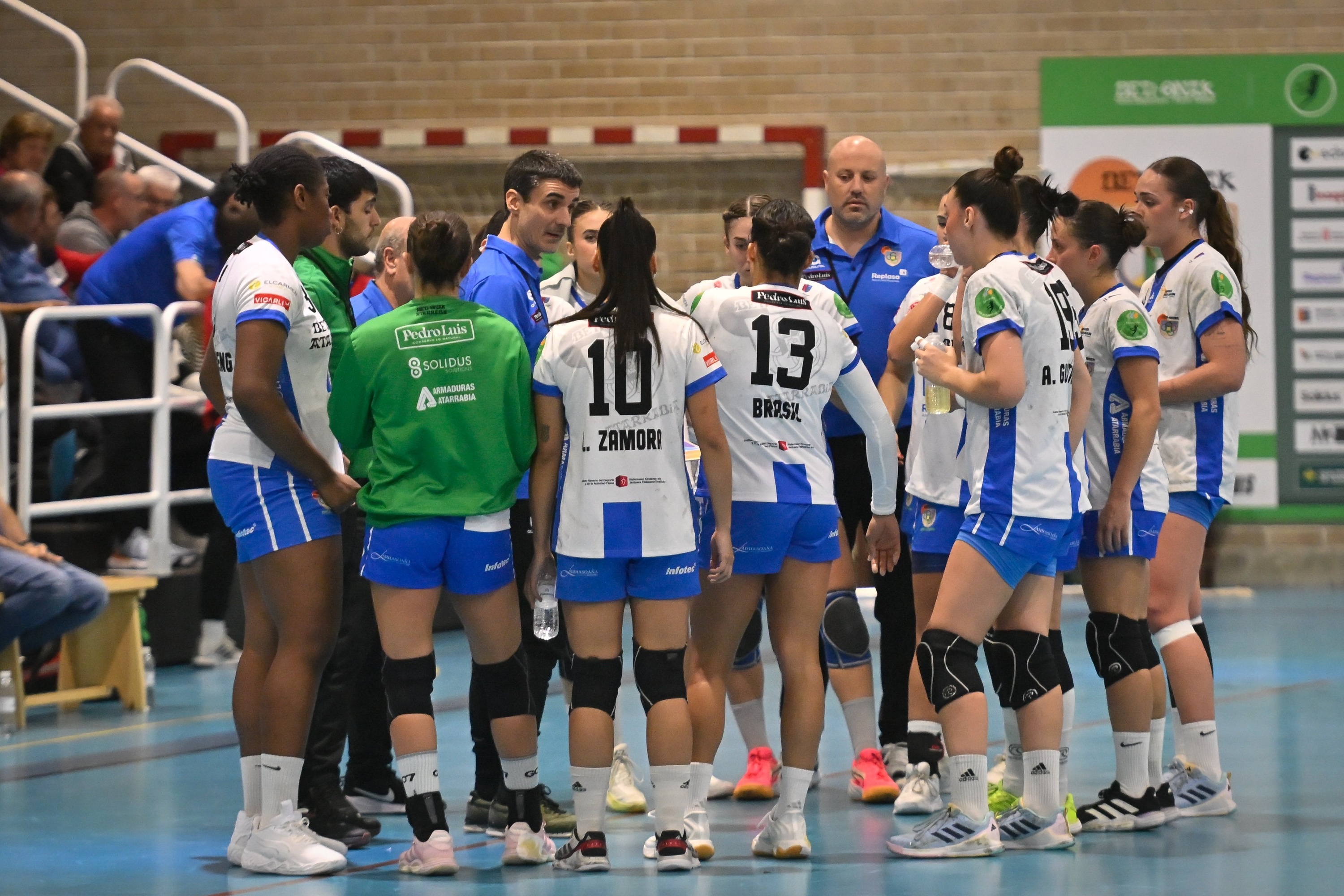 Miguel Etxeberria, jokalariei aginduak ematen, denboraldi honetan etxean jokatutako partida batean. GORKA RUBIO / FOKU