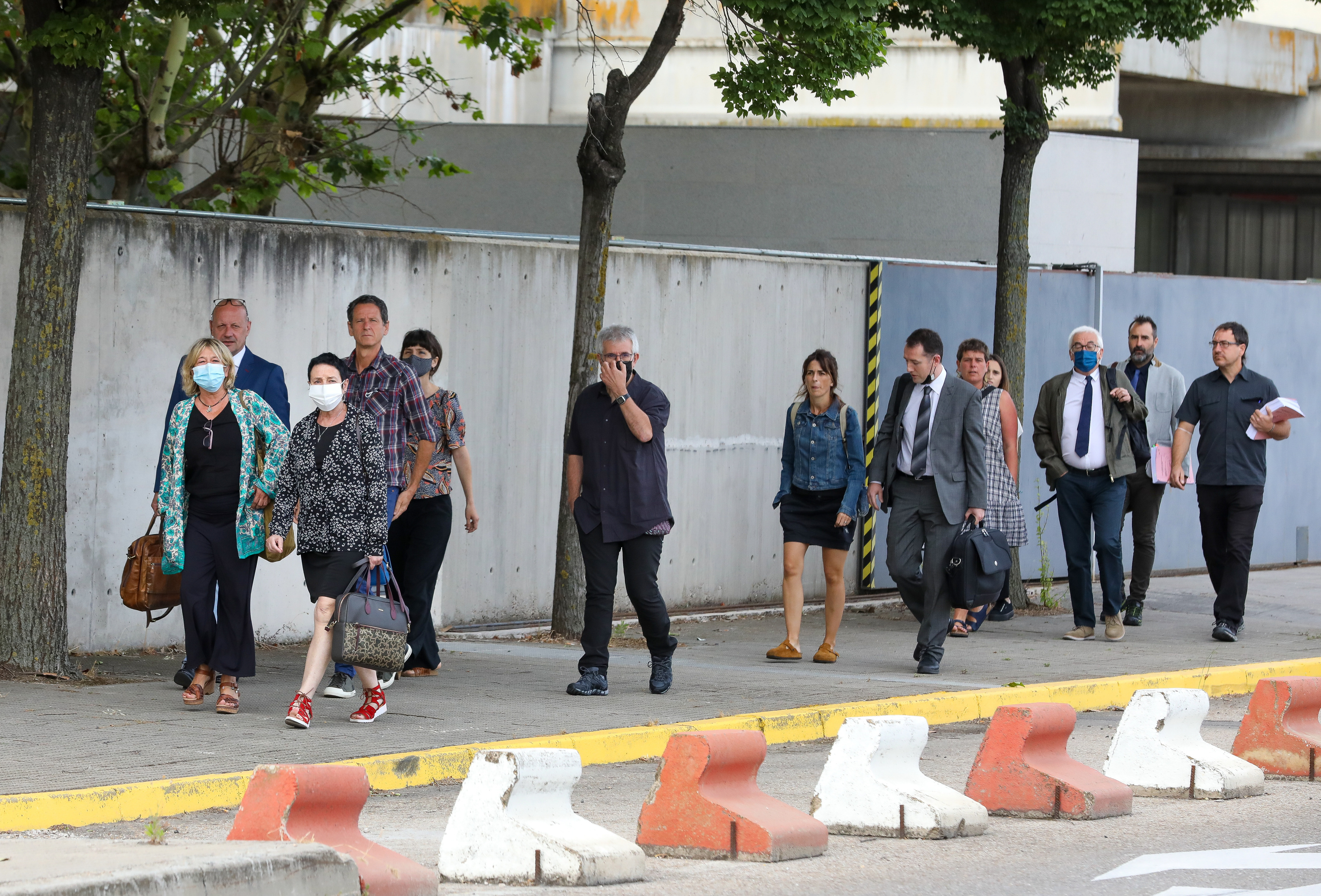 '13/13 auziko' epaiketa egunean, auzipetuak abokatuekin Espainiako Auzitegi Nazionalerako bidean. MARTA JARA / FOKU