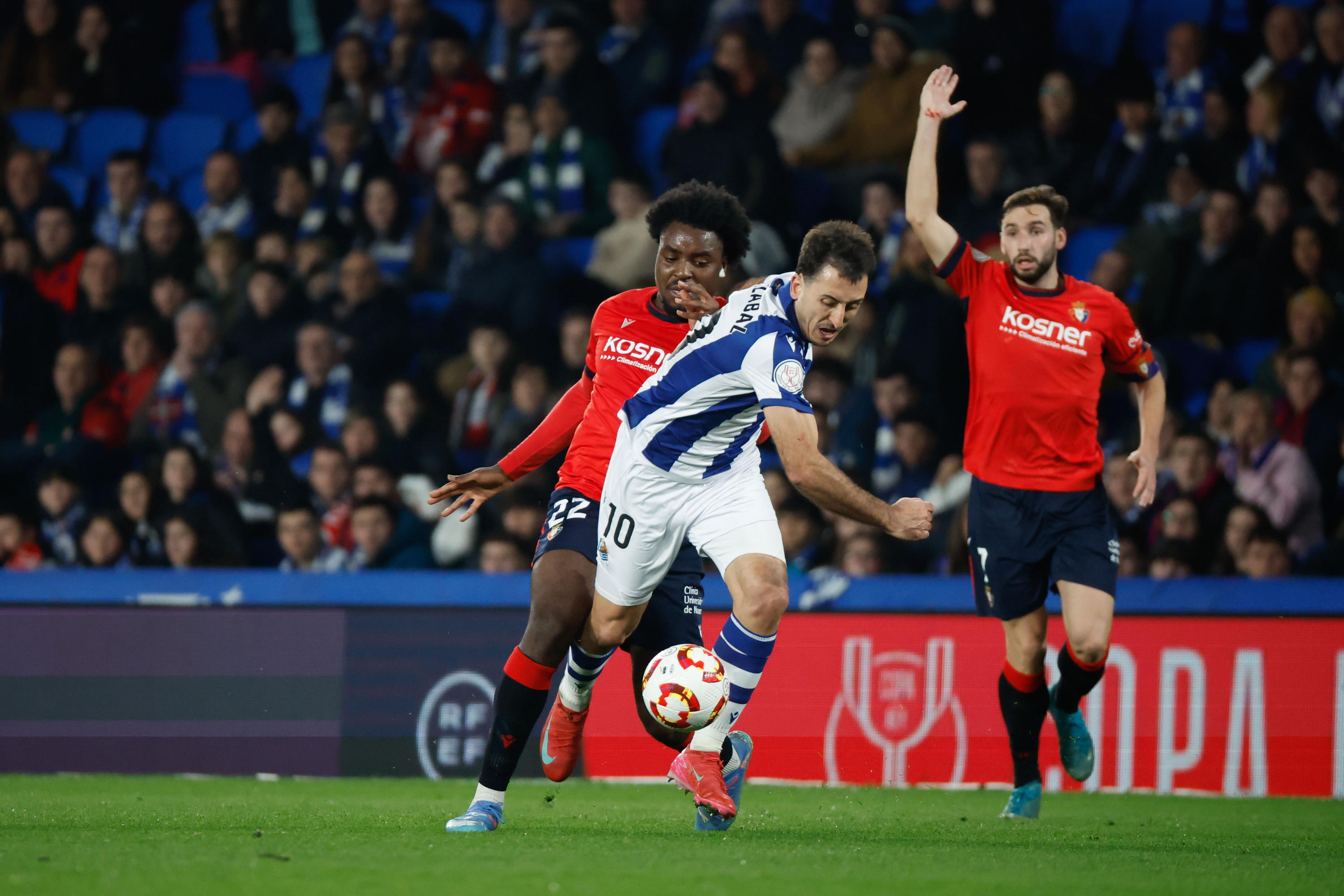 Mikel Oiartzabal Realeko jokalaria eta Enzo Boyomo Osasunakoa nor baino nor gehiago joan den denboraldian Anoetan jokatutako kanporaketan. JAVIER ETXEZARRETA/ EFE