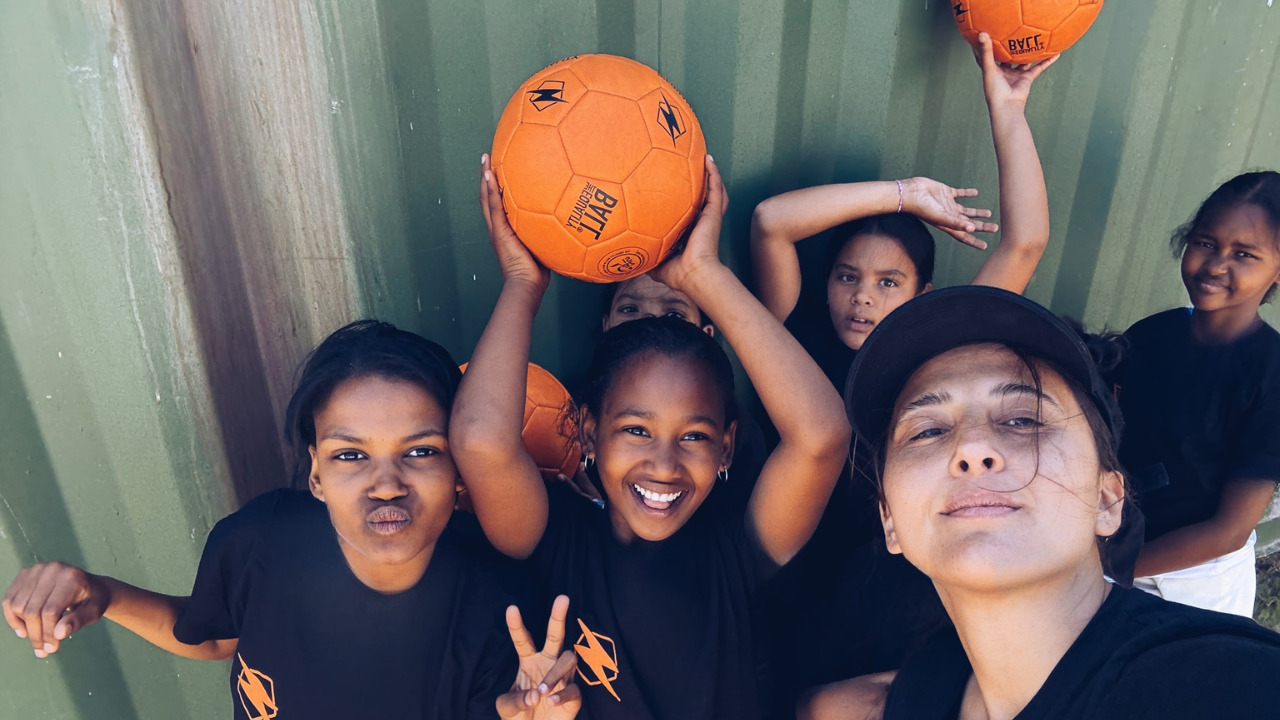 Aitzane Encinas, azaroan, Hegoafrikan, hango haur batzuek 'Equality Ball' baloia eskuetan dutela. AINTZANE ENCINAS