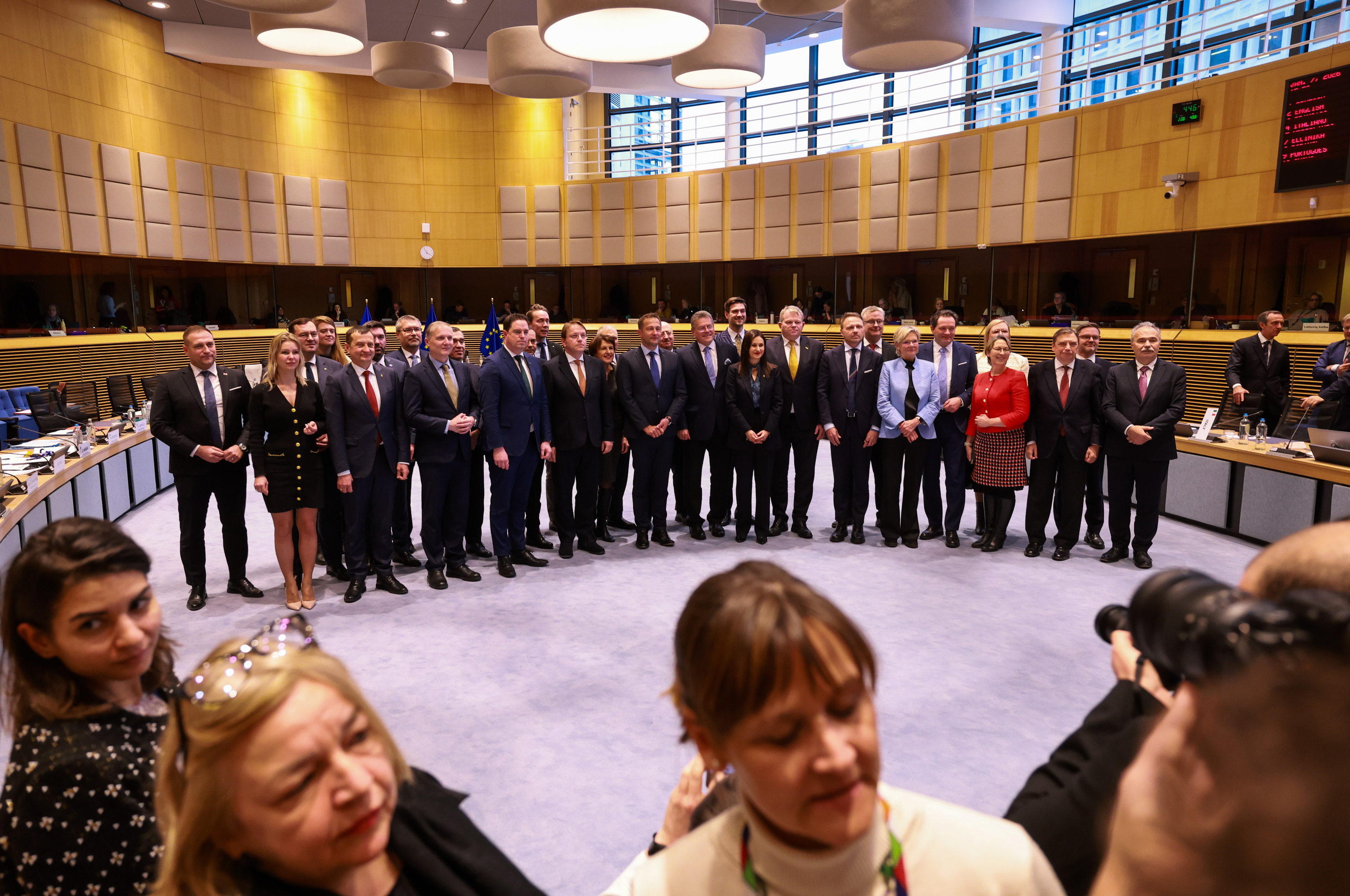 EBko 27 herrialde kideetako nekazaritza ministroak eta Europako Batzordeko ordezkariak, gaur, Bruselan. OLIVIER HOSLET / EFE