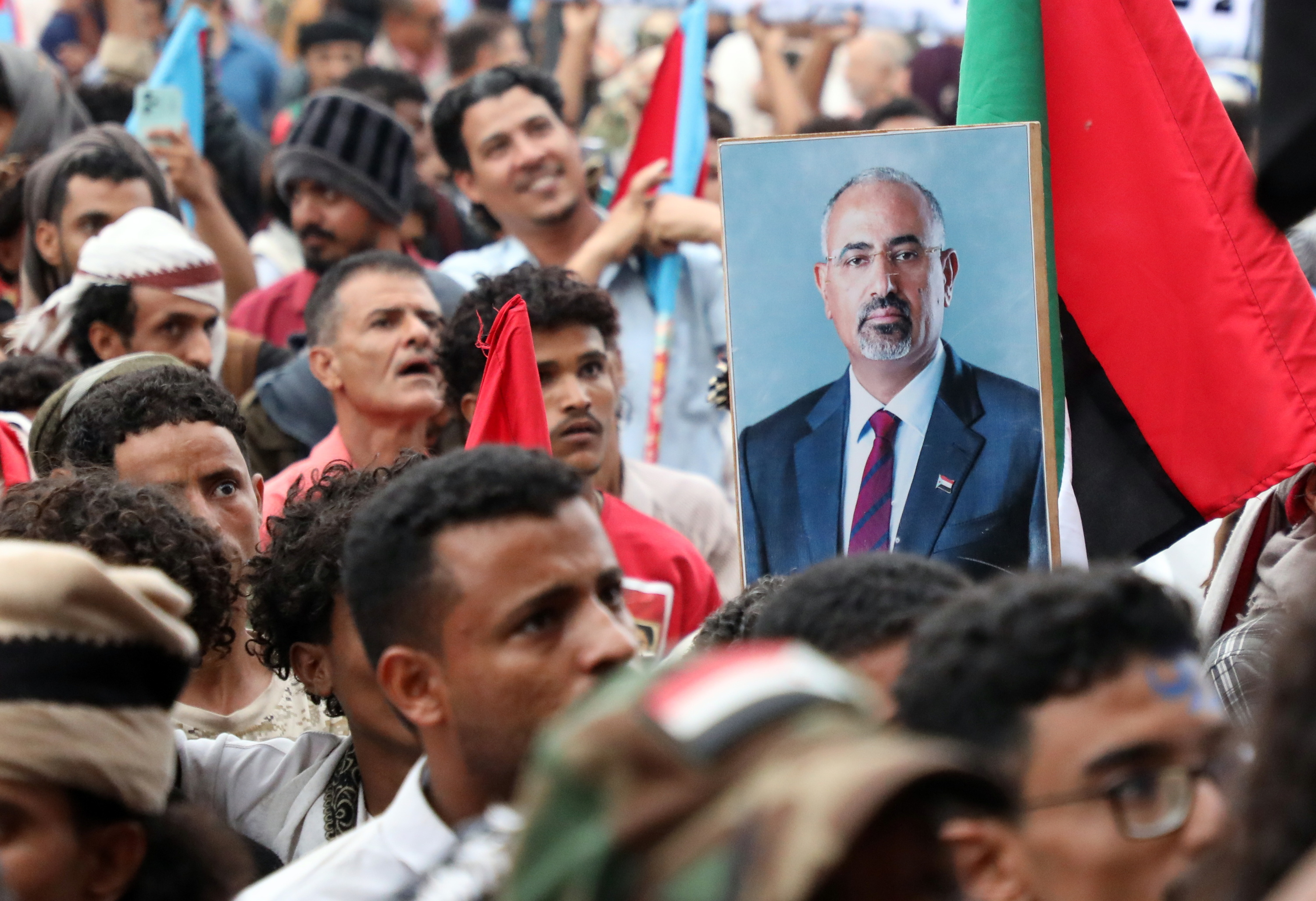 Manifestariak Aidarous al-Zubaidi Yemengo independentisten liderraren argazki bat erakusten, lehengo astean, Adenen. NAJEEB MOHAMED / EFE