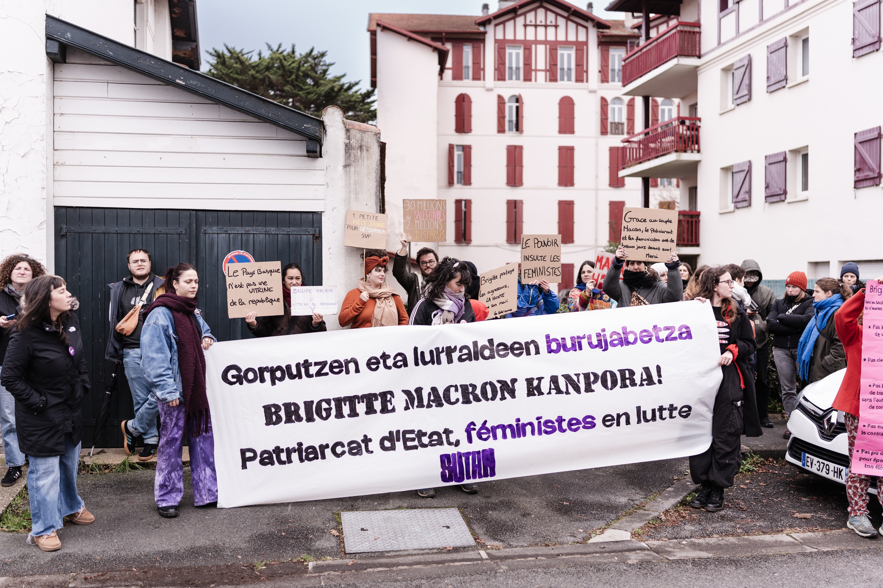 Brigitte Macronen etorreraren kontrako manifestazioa, gaur, Baionan. NAHIA GARAT