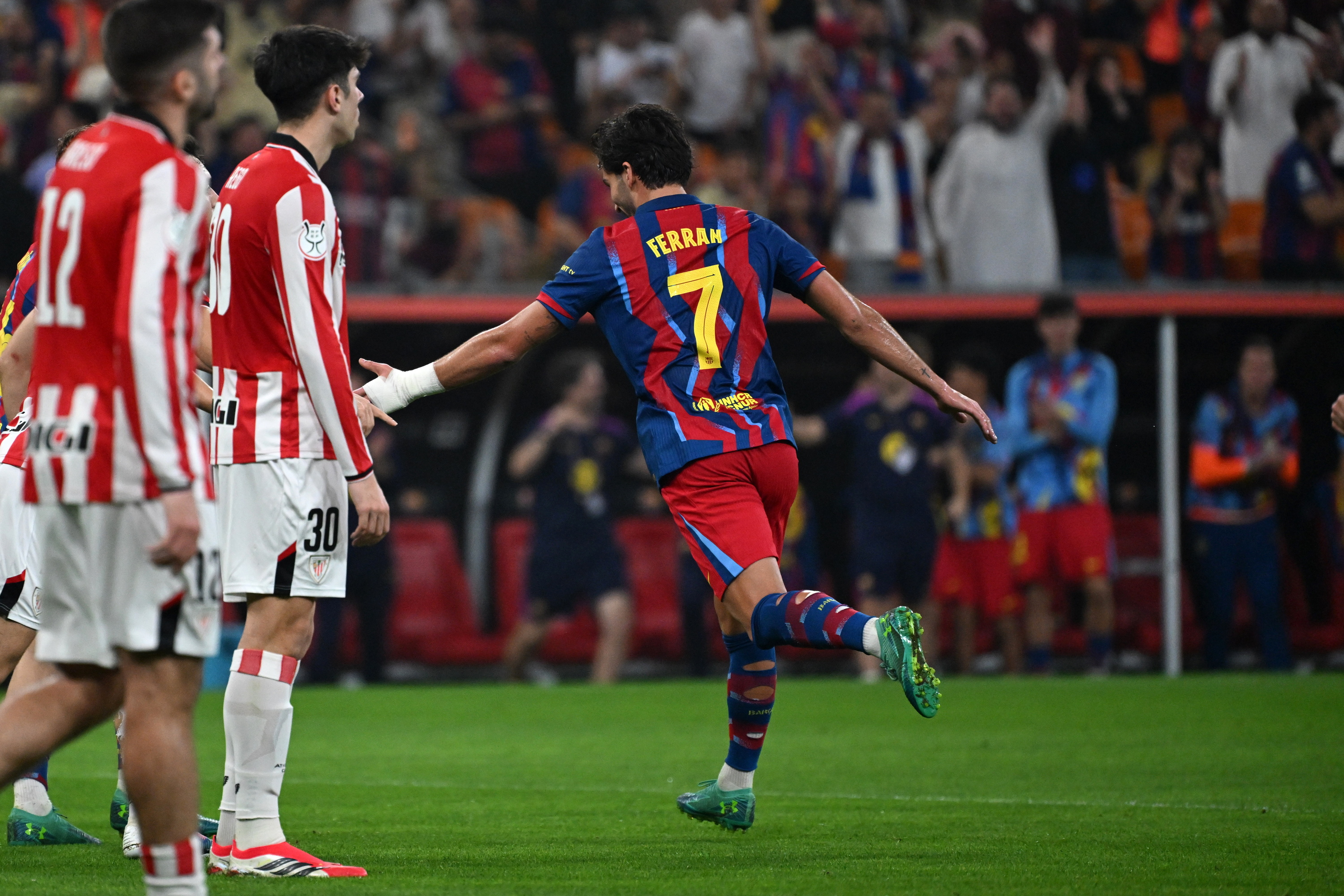 Ferran Bartzelonako jokalaria goletako bat ospatzen; alboan, Athleticeko jokalariak, burumakur. EFE