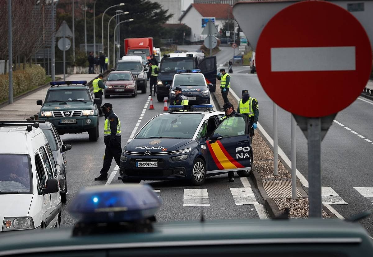 Polizien kontrolak Irun eta Hendaia artean, gaur goizean. JAVIER ETXEZARRETA / EFE