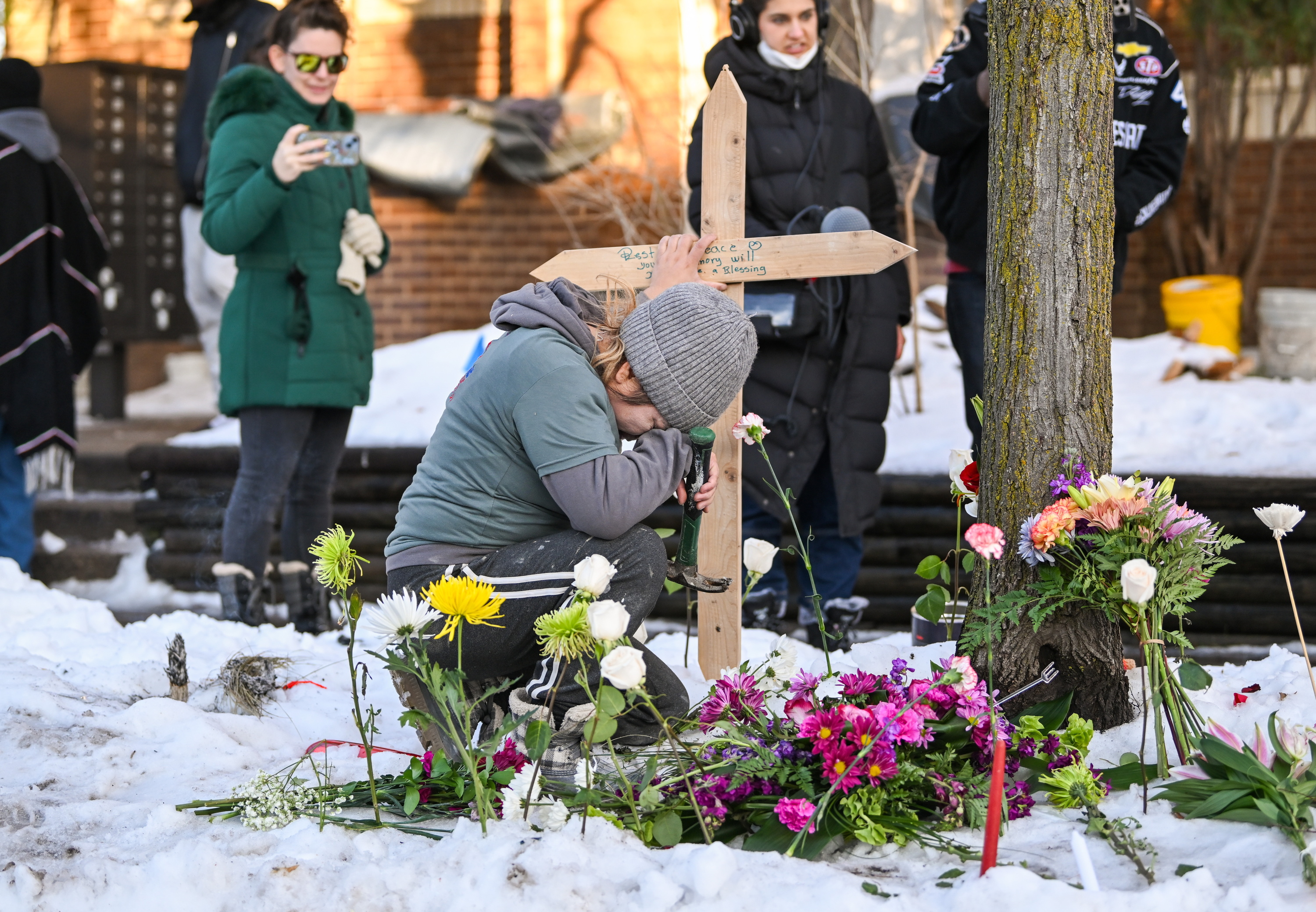 Emakume bat Renee Nicole Good hil zuten lekuan, negar malkotan. CRAIG LASSIG / EFE