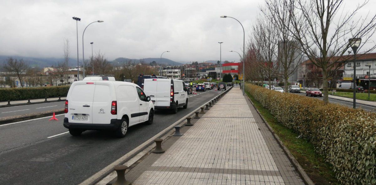 Auto ilarak Hendaia eta Irun arteko mugan, gaur goizean. BERRIA