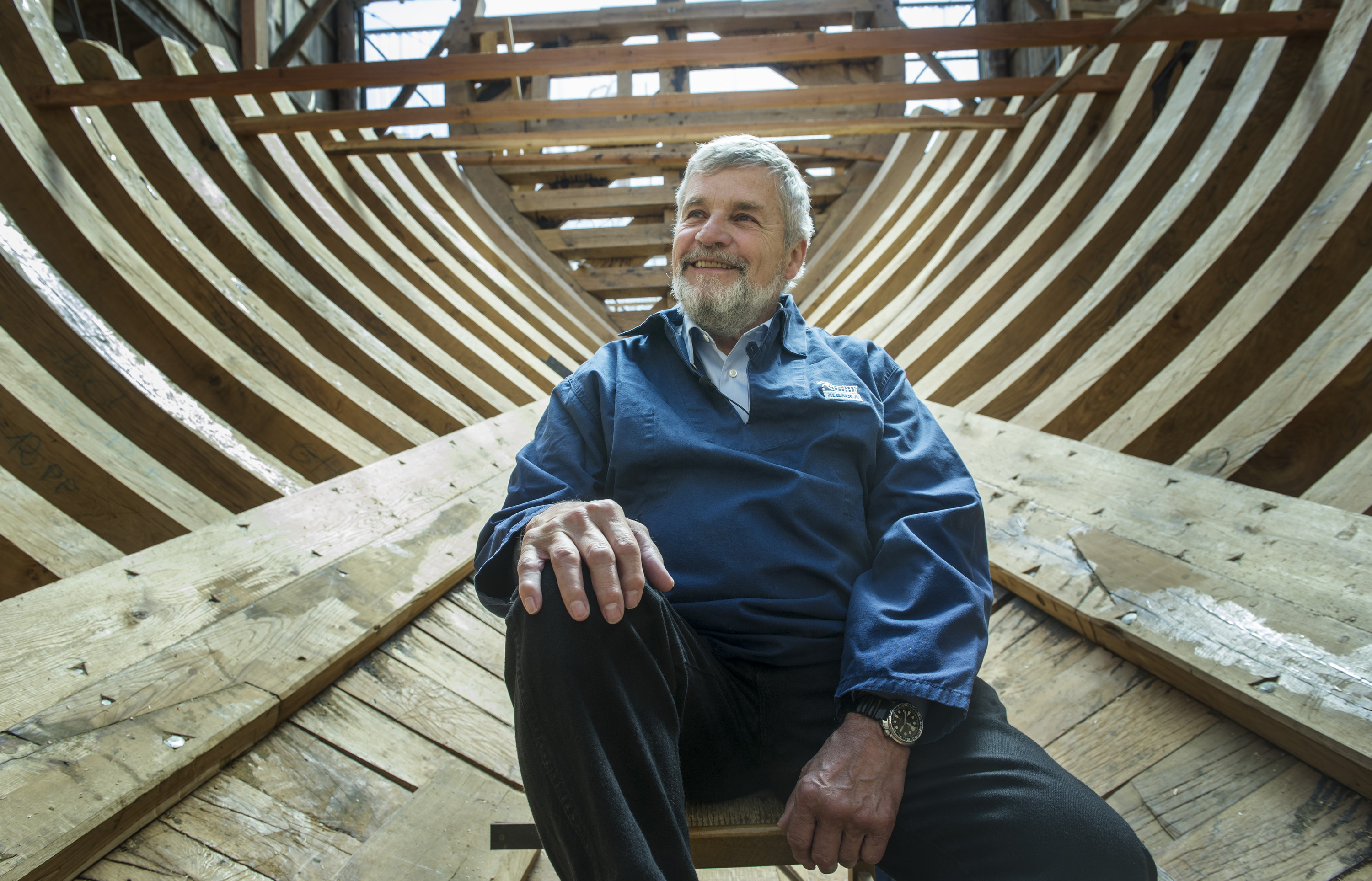 Robert Grenier, 2015ean, 'San Juan' baleontziaren erreplikaren barruan. JON URBE / FOKU