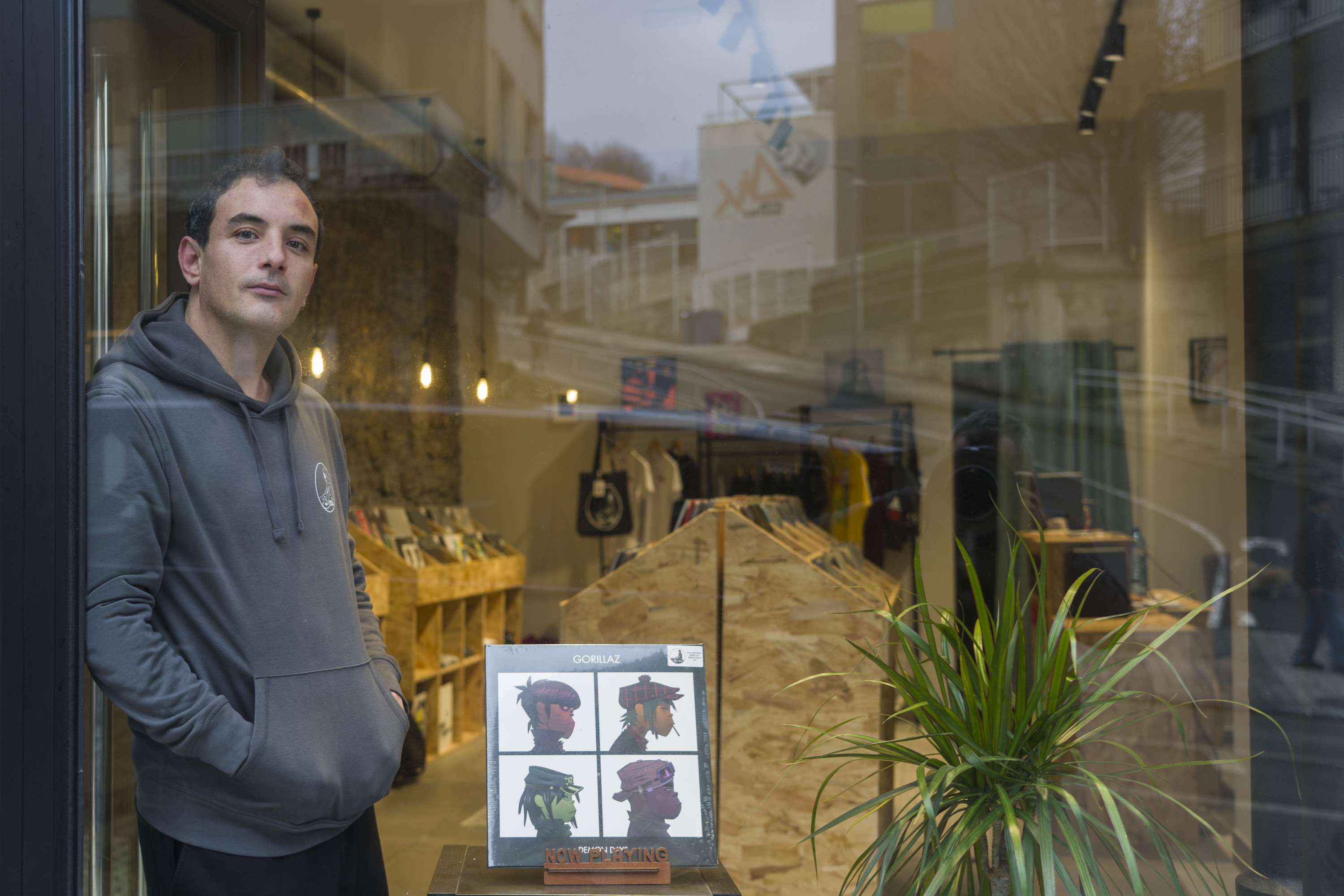 Beñat Maneiro, ostegunean, Egia Records binilo dendan, Donostian. JON URBE / FOKU