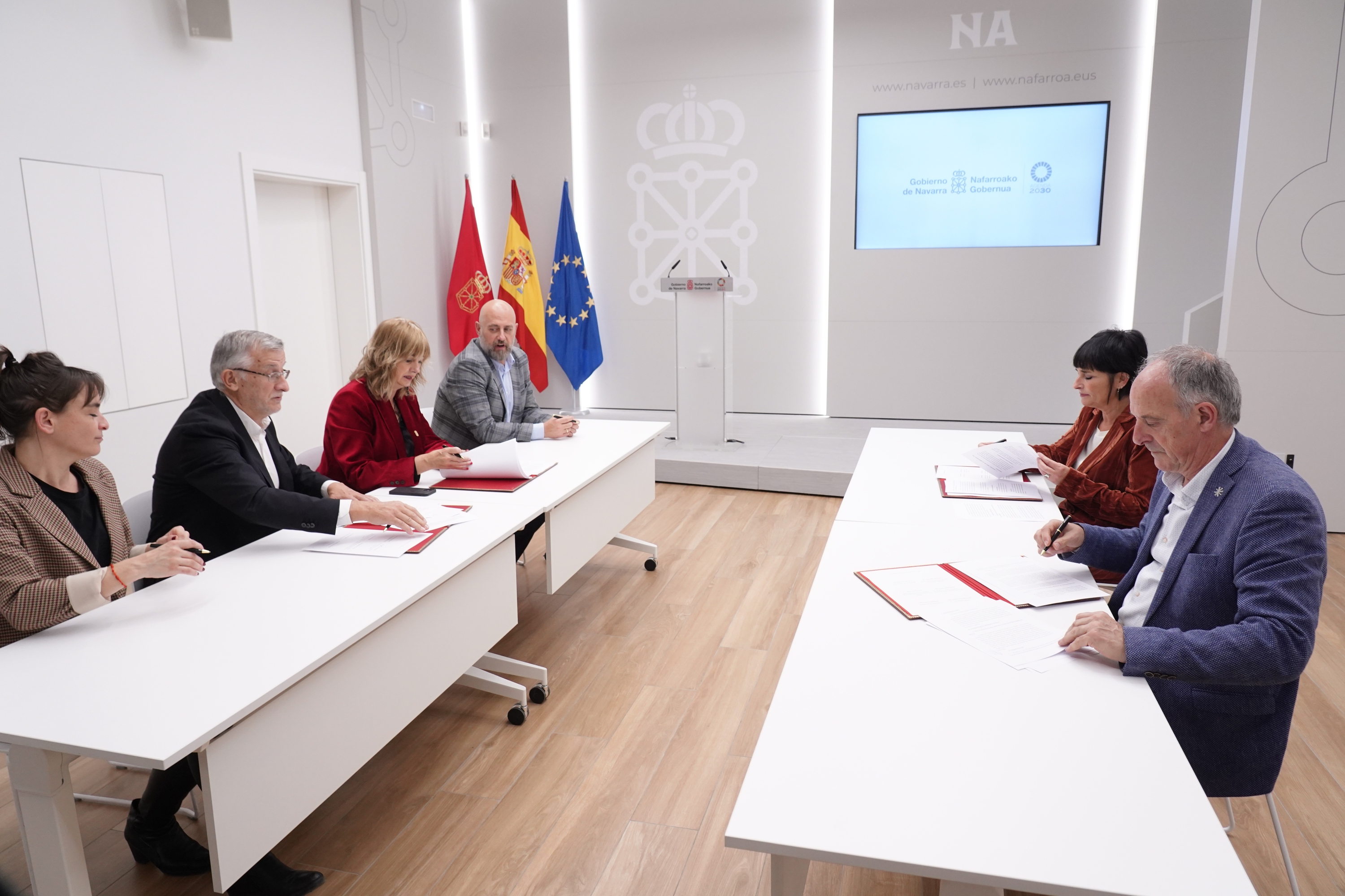 Nafarroako Gobernuko bazkideak eta EH Bildukoak, aurrekontu akordioa izenpetzeko bilera batean. IÑIGO URIZ / FOKU