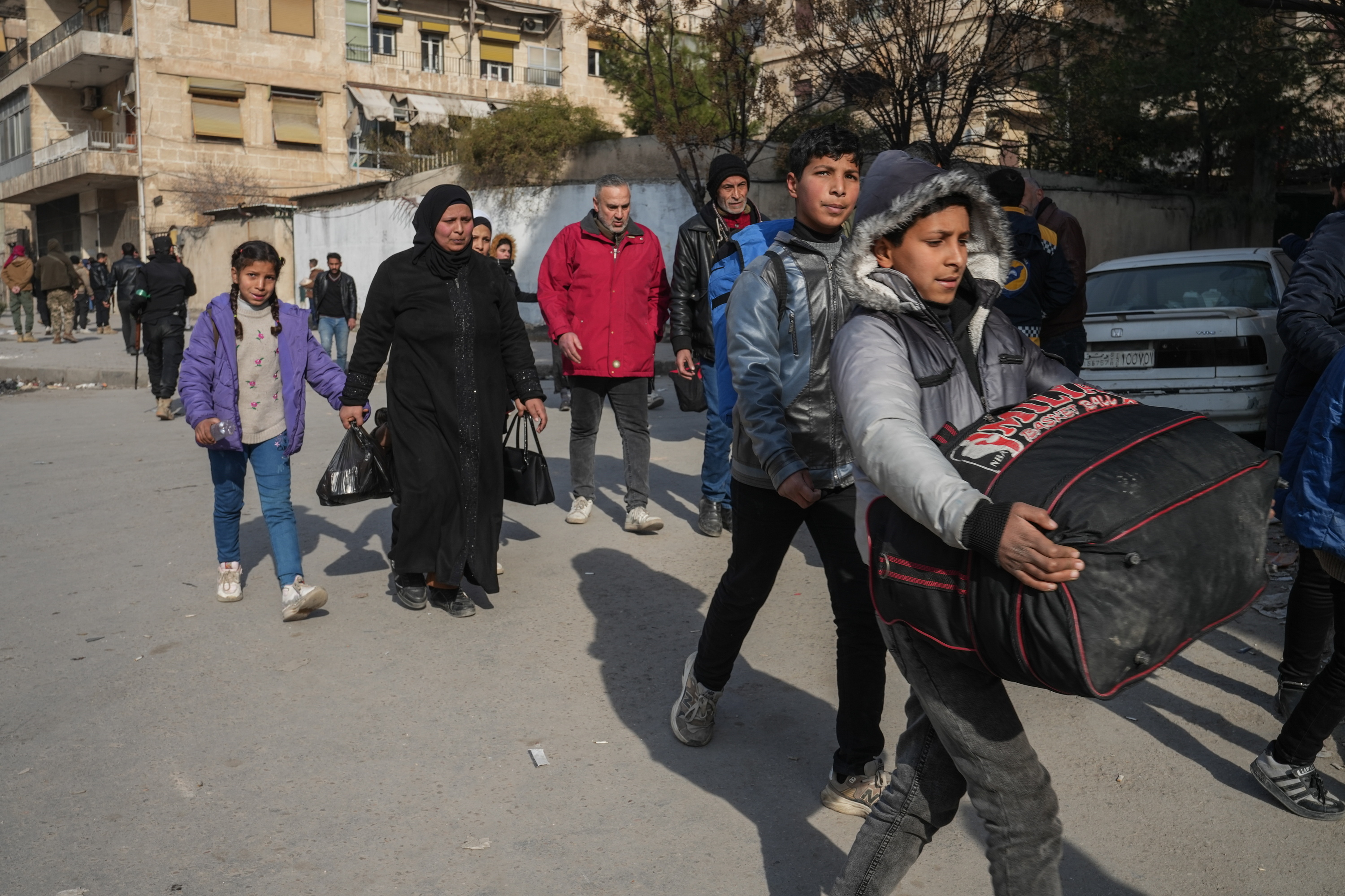 Herritar batzuk gaur Alepon (Siria), beren etxeetatik alde egiten. AHMAD FALLAHA / EFE