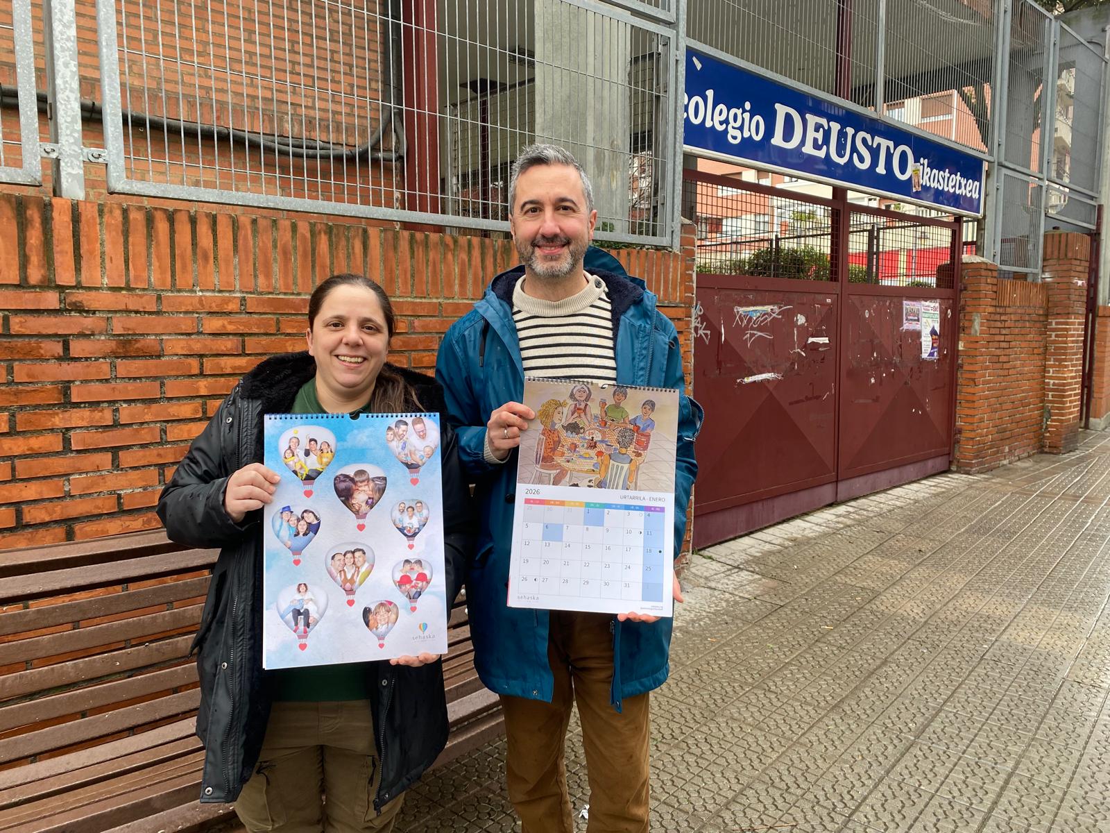 Goizalde Ruiz Sehaskako idazkaria eta Pablo Bilbao Sehaskako presidentea, gaur, Deustuko eskolaren atarian, Bilbon. BERRIA