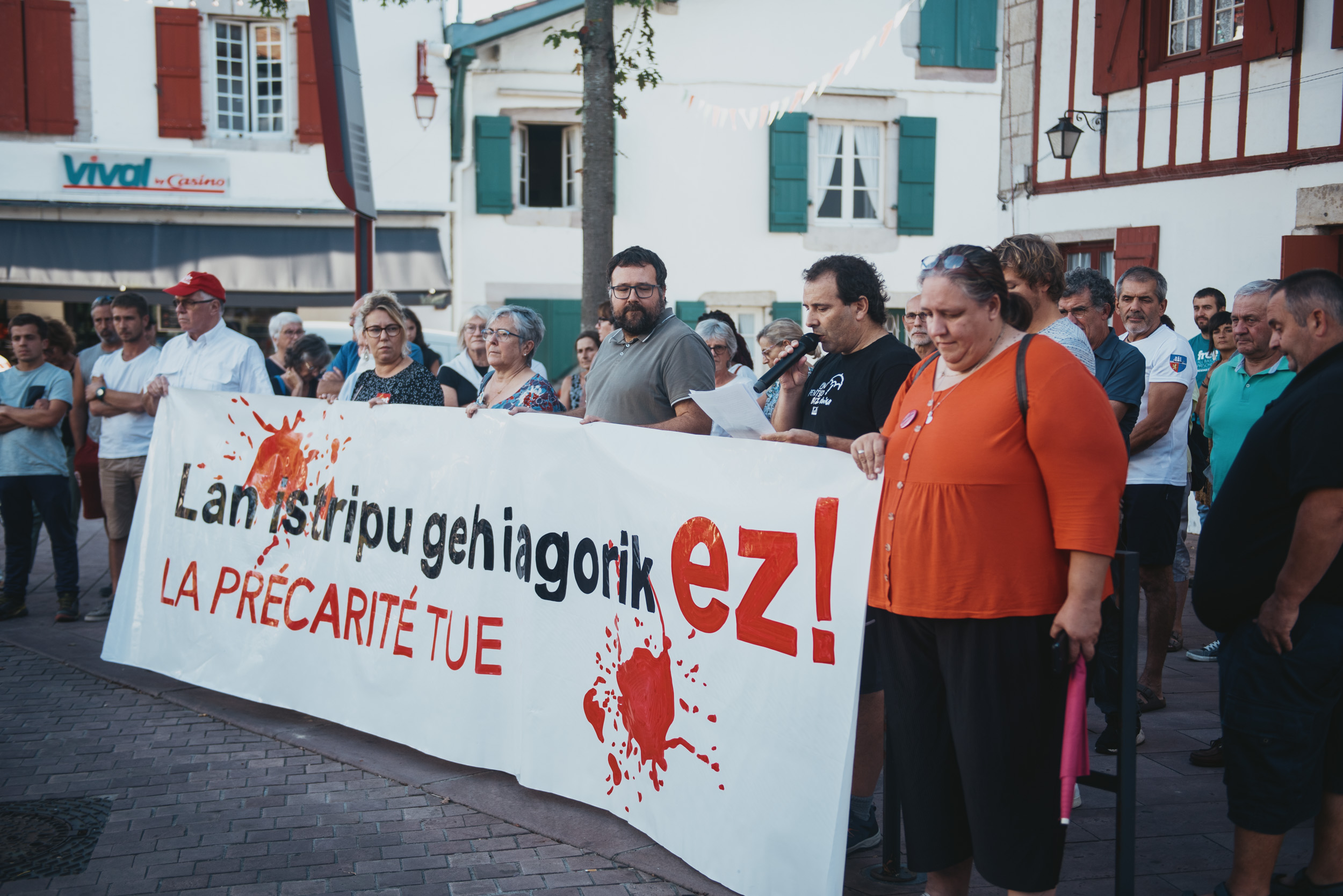 Ipar Euskal Herriko intersindikalak lan istripuen salatzeko Urruñan egin zuen elkarretaratze bat, artxiboko irudi batean. GUILLAUME FAUVEAU