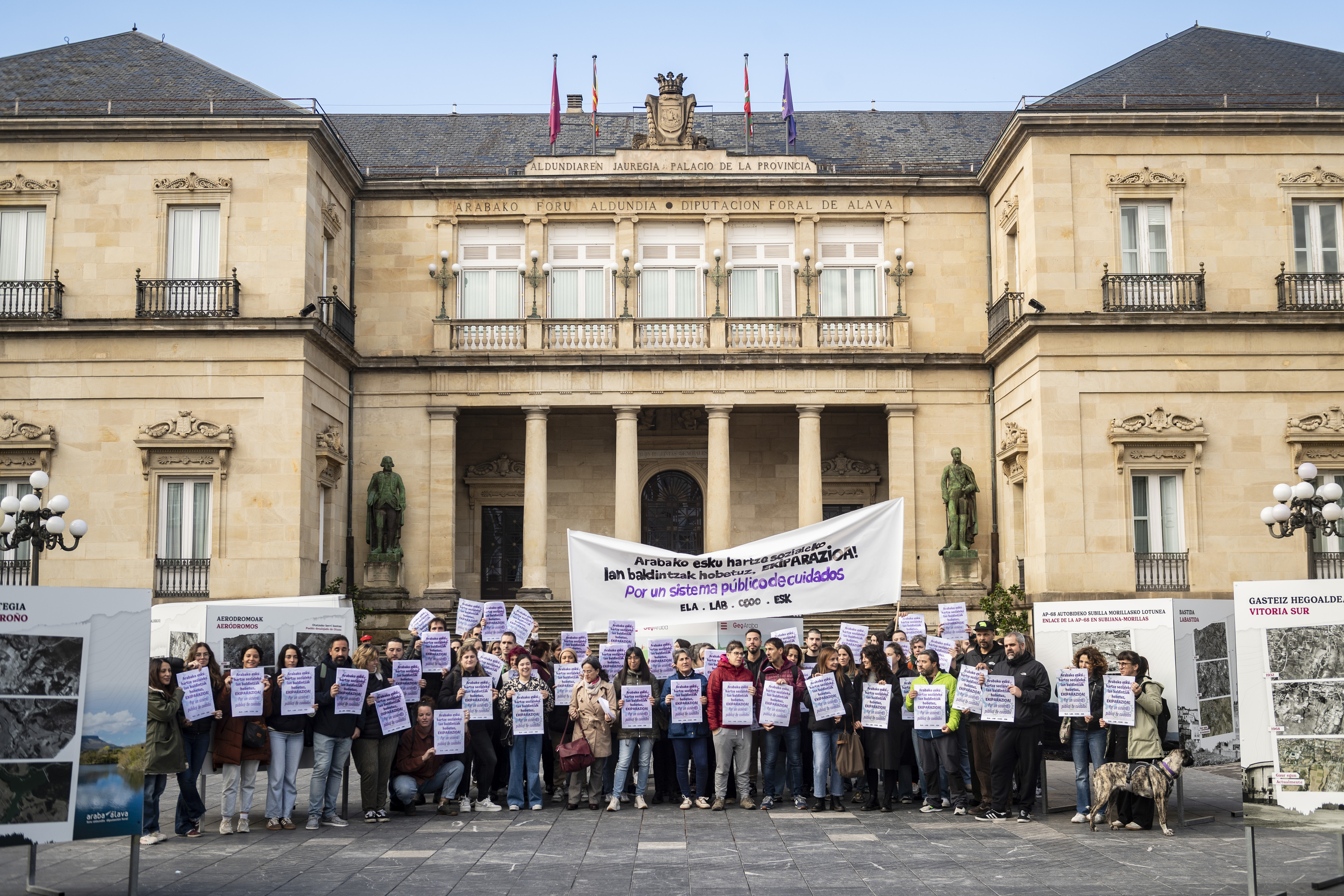 Arabako esku hartze sozialeko langileen protesta, aldundiaren parean. JAIZKI FONTANEDA / FOKU